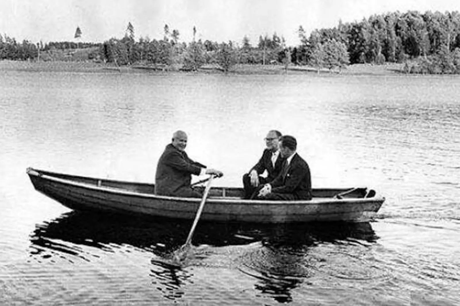 Историческая сцена катания на лодке шведского премьера Таге Эрландера и с советским генсеком Никитой Хрущевым