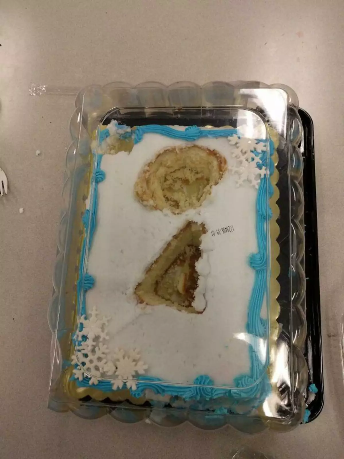 «Как сотрудники в моем офисе разрезали торт».