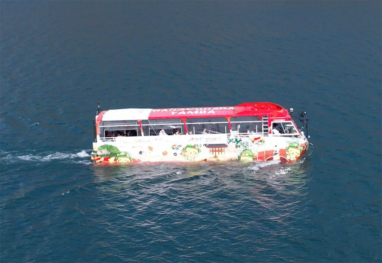 12-метровый автономный туристический автобус-амфибия успешно прошел 2-километровый 30-минутный маршрут по плотине Янба.