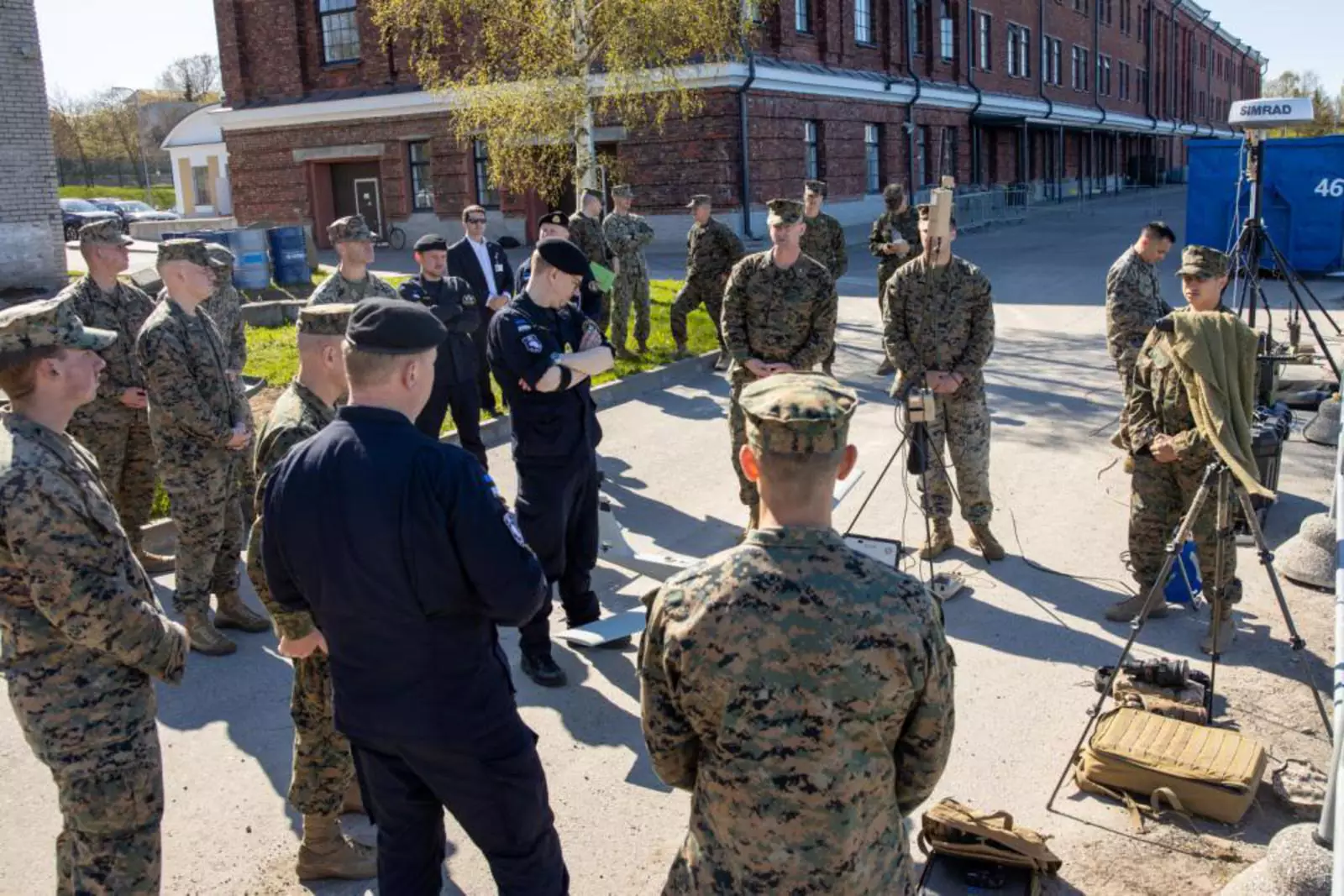 Морские пехотинцы, прикрепленные к оперативной группе 61/2, демонстрируют различное снаряжение и оборудование коммодору Юри Саске, командующему ВМС Эстонии, в рамках учений «Еж-22» недалеко от Таллинна (Эстония), 16 мая 2022 года.