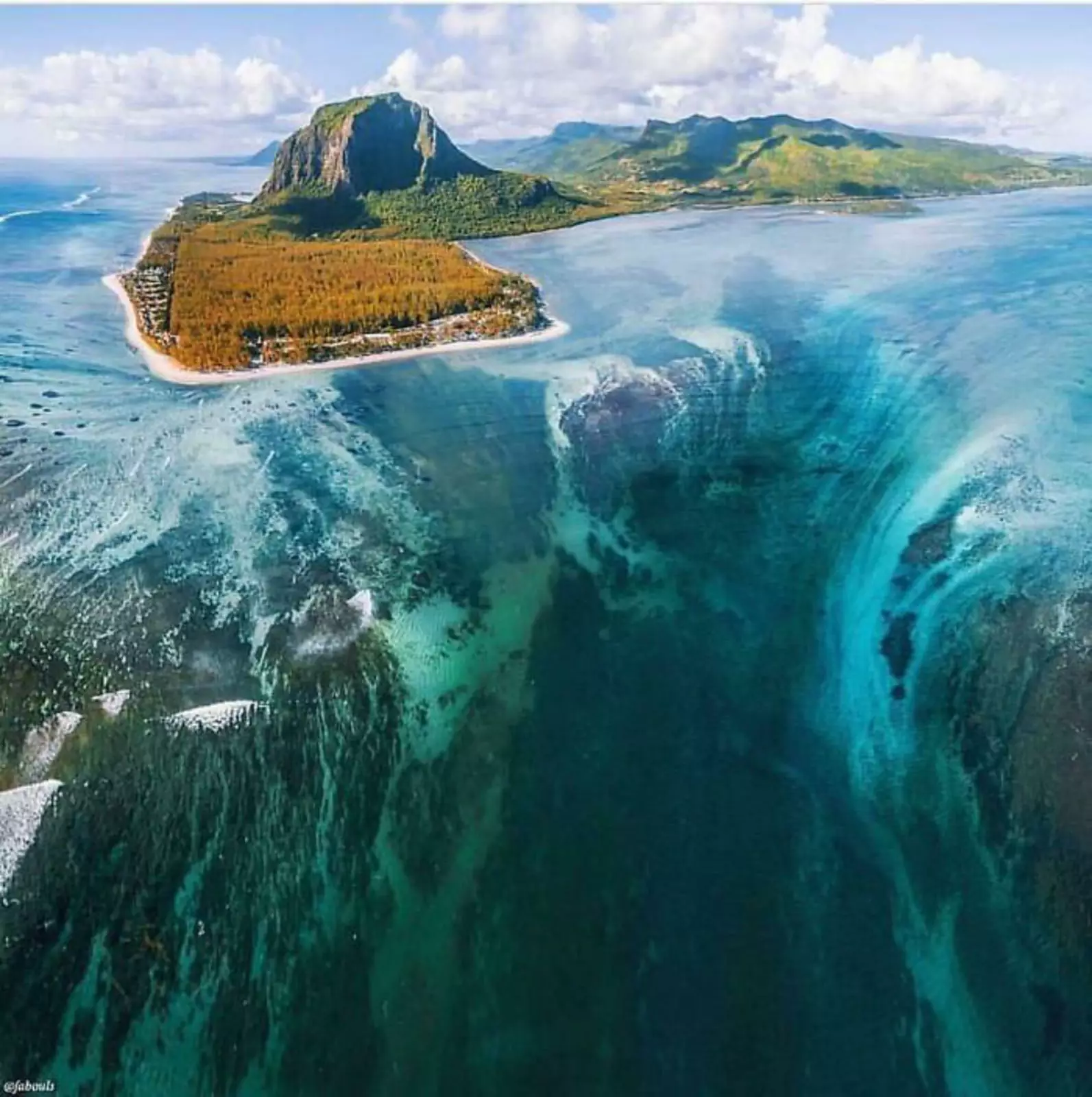 Видео океана лучшее. Подводный водопад Ле Морн Брабан. Леморн Брабант Маврикий. Ле-Морн-Брабан, остров Маврикий. Леморн Брабант Маврикий водопад.