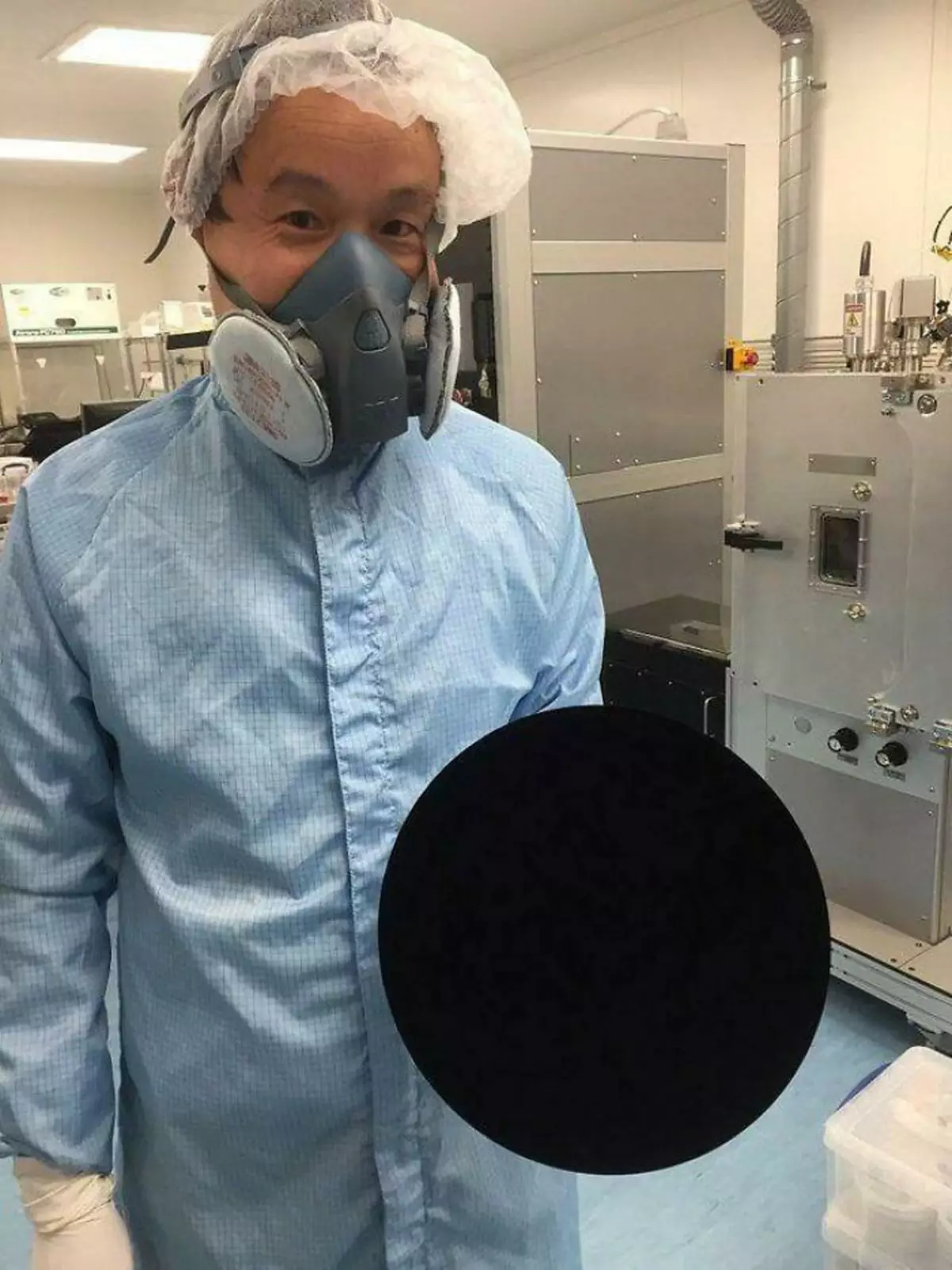 Ученый держит баскетбольный мяч, покрытый Vantablack — самым черным веществом в мире.