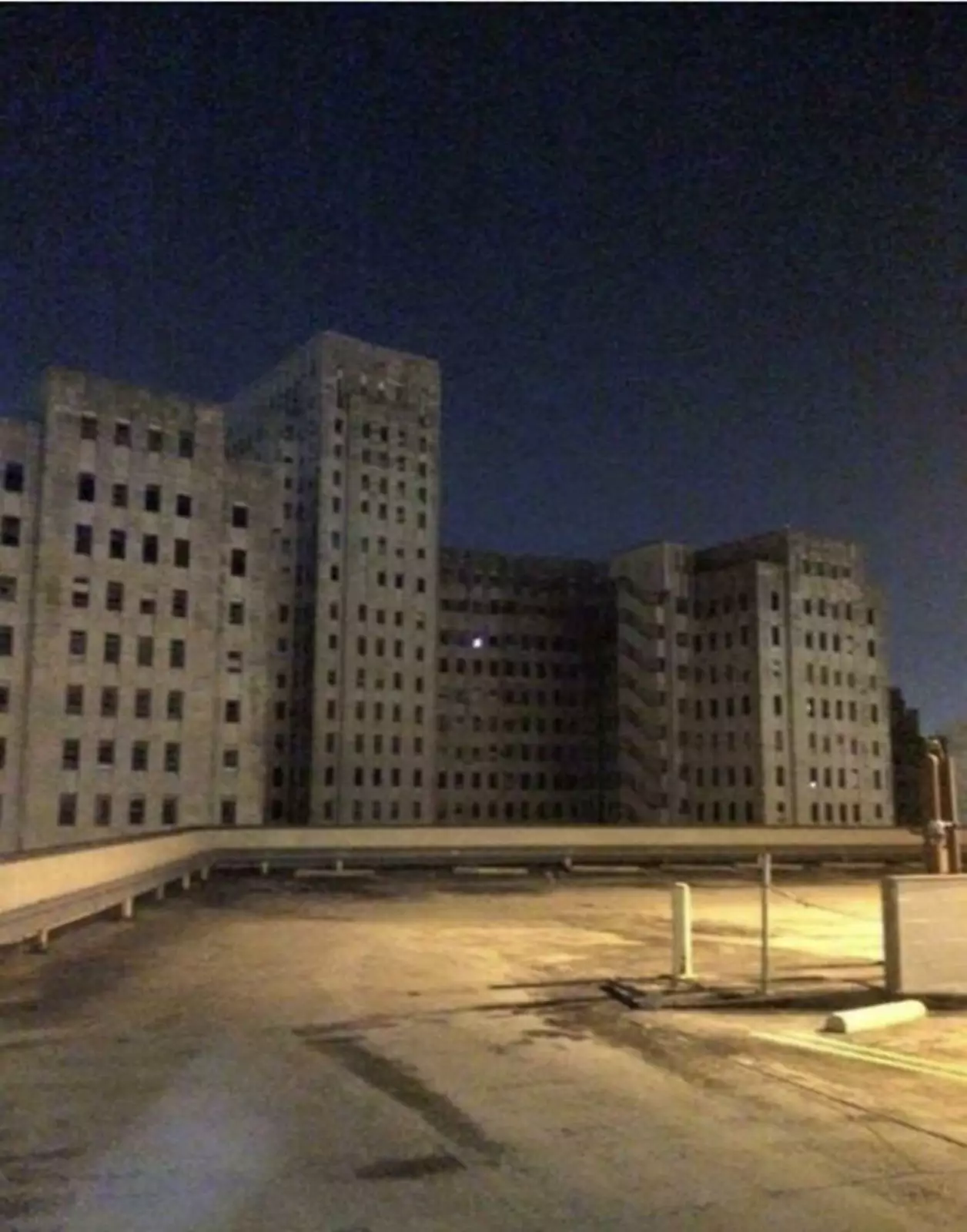 Горящий свет в давно заброшенной больнице.