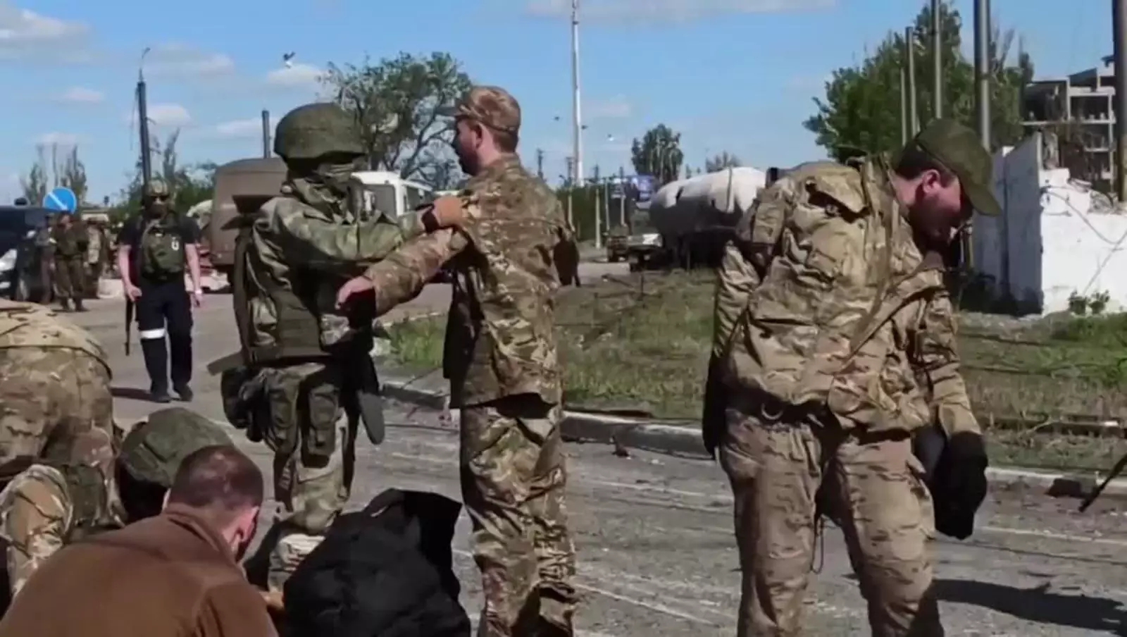 Украинские военные сдаются в плен в Мариуполе.