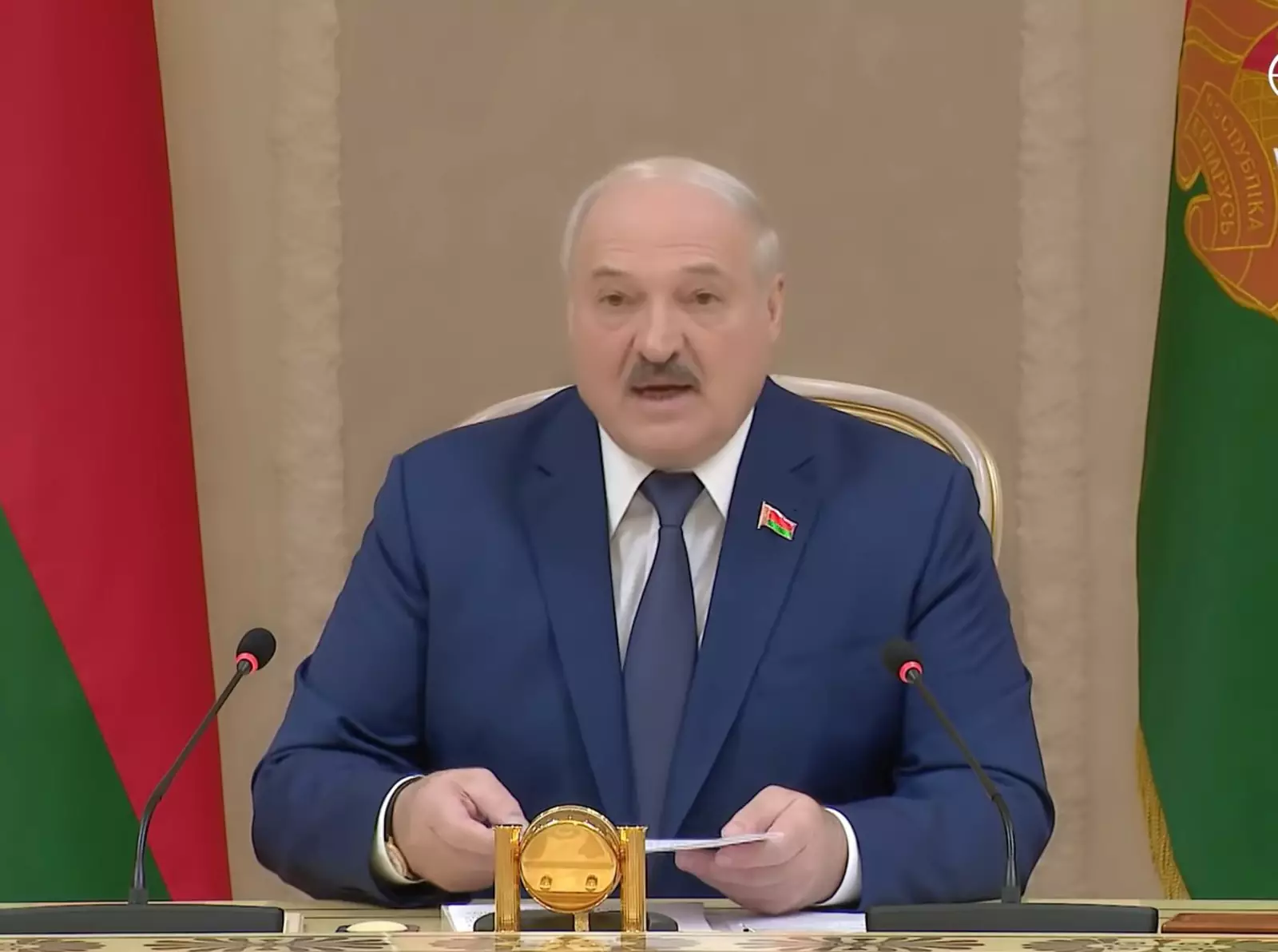 Лукашенко нападение. Лукашенко Мем. Беларусь без Лукашенко. Лукашенко сейчас вам покажу. Лукашенко показывает карту.