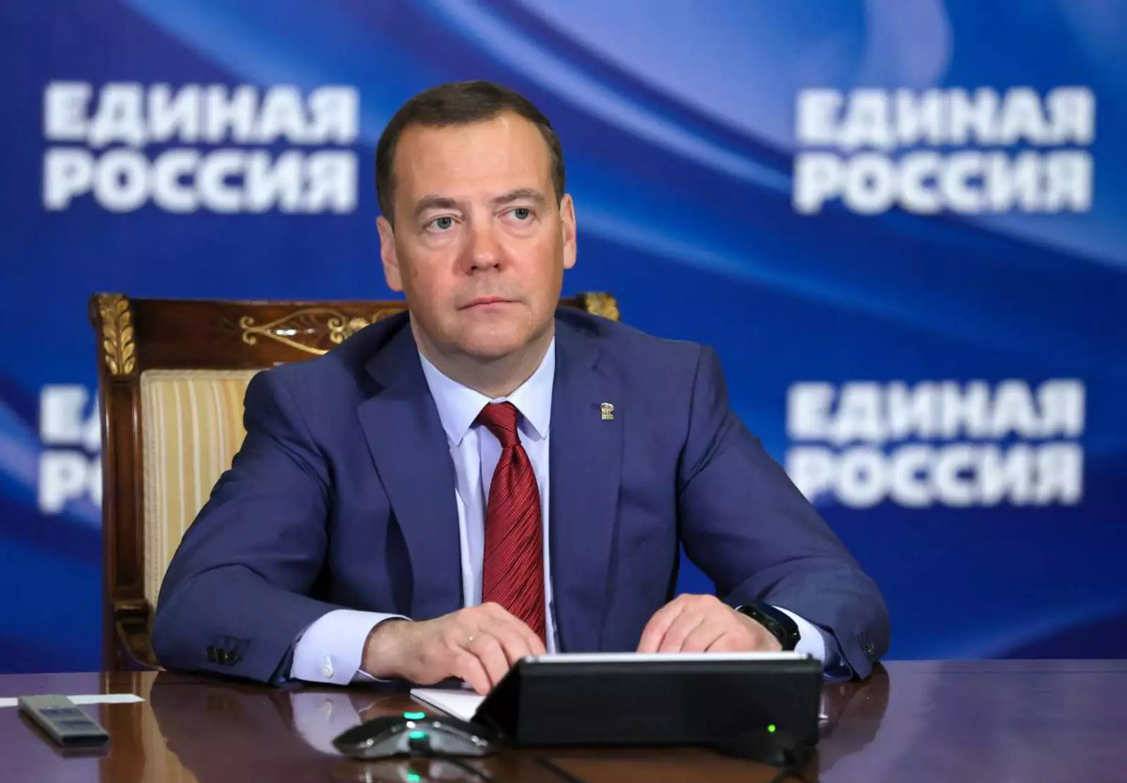 Медведев украинцы. Председатель Единой России.