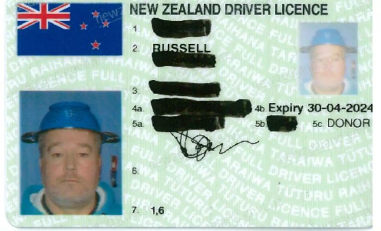 Мужчине из Новой Зеландии разрешили надеть на голову дуршлаг, чтобы сделать фото для водительских прав, потому что он сказал, что делает это в религиозных целях.