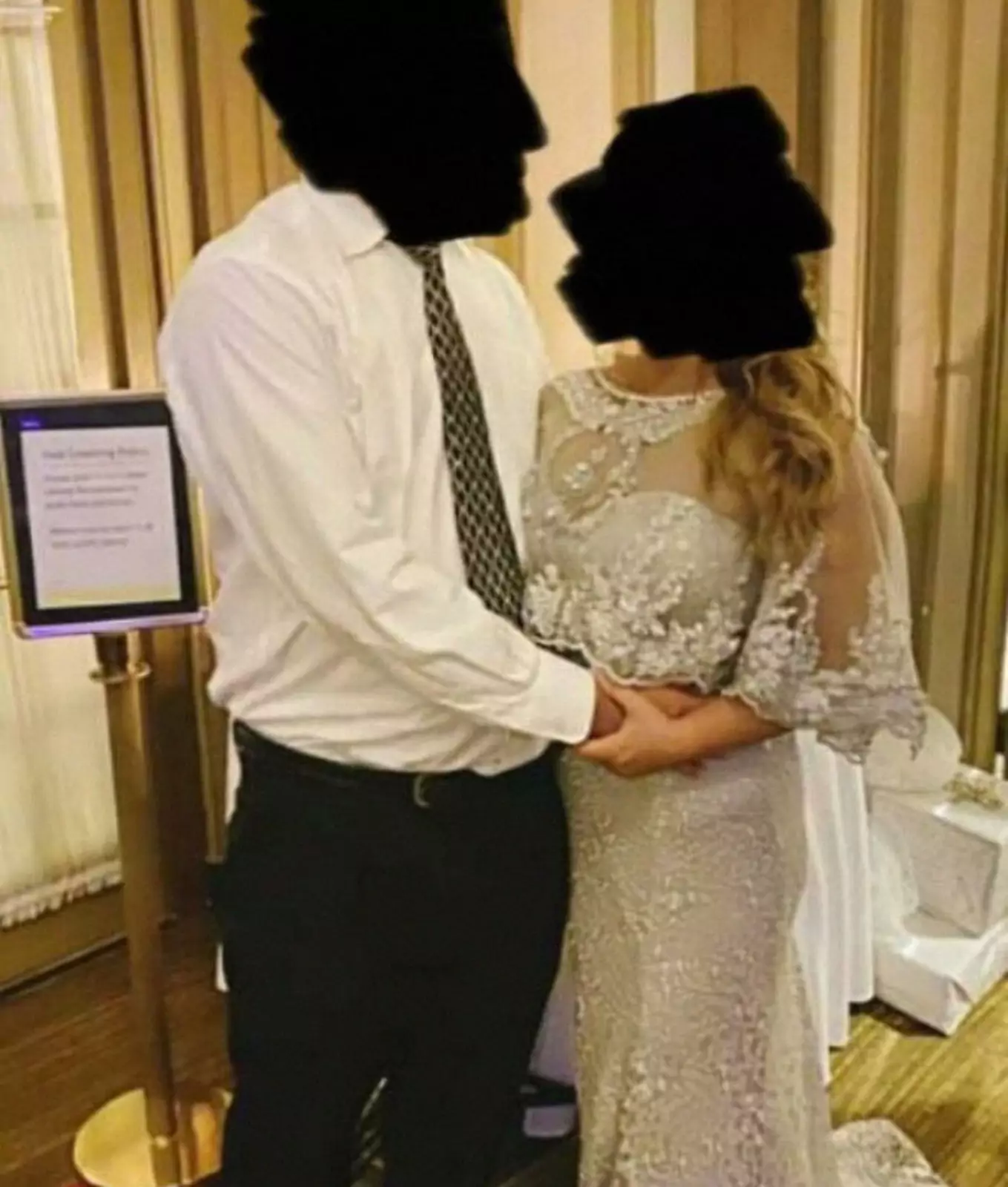 Мачеха невесты в белоснежном, расшитом бисером платье со шлейфом. Идеально для чужой свадьбы. Мачеха невесты в белоснежном, расшитом бисером платье со шлейфом. Идеально для чужой свадьбы.