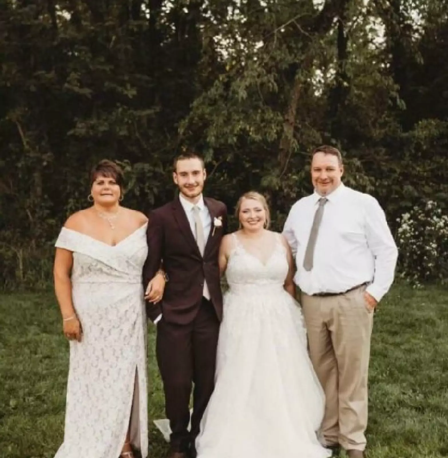 Невеста попросила подругу не надевать белое платье, но она все равно надела. Невеста попросила подругу не надевать белое платье, но она все равно надела.