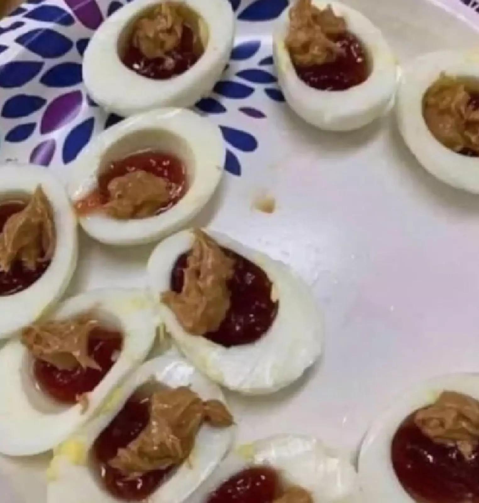 Свадебное угощение: яйца, фаршированные джемом и арахисовой пастой. Свадебное угощение: яйца, фаршированные джемом и арахисовой пастой.