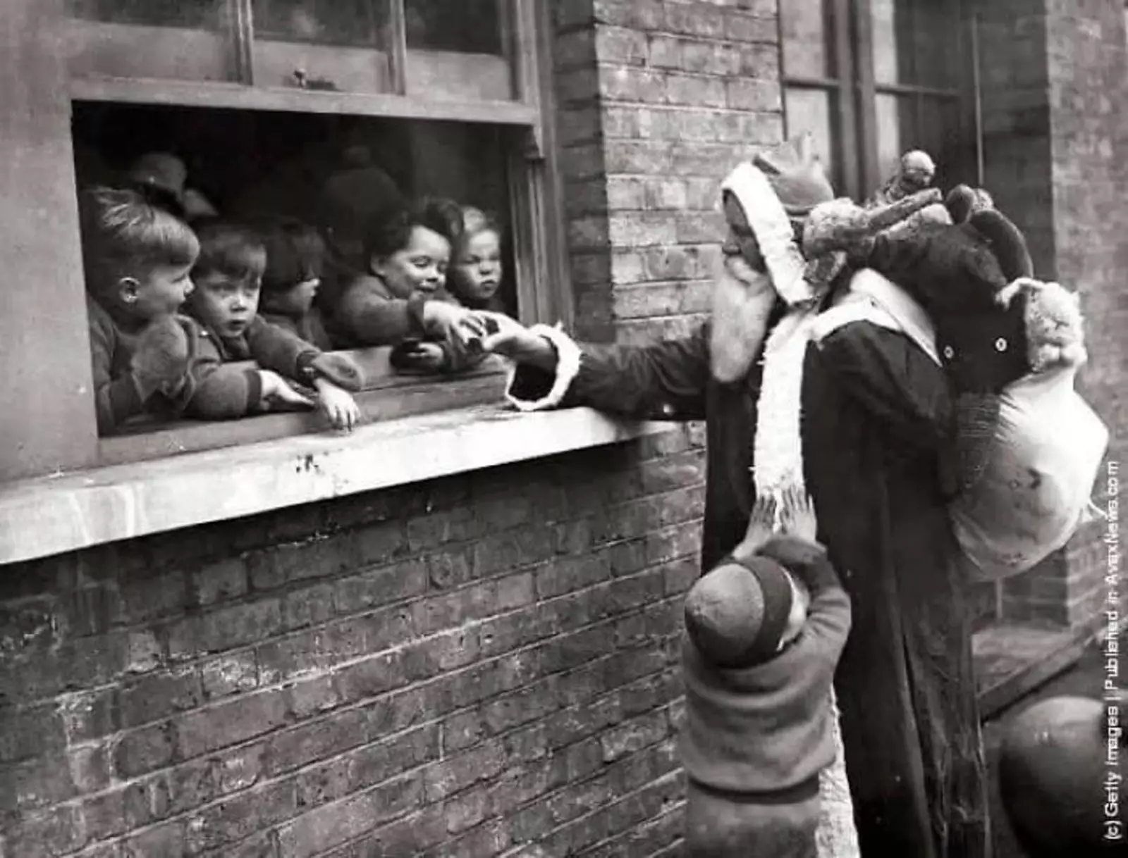Санта дарит подарки детям из приюта в Лондоне, 1931 год. Санта дарит подарки детям из приюта в Лондоне, 1931 год.