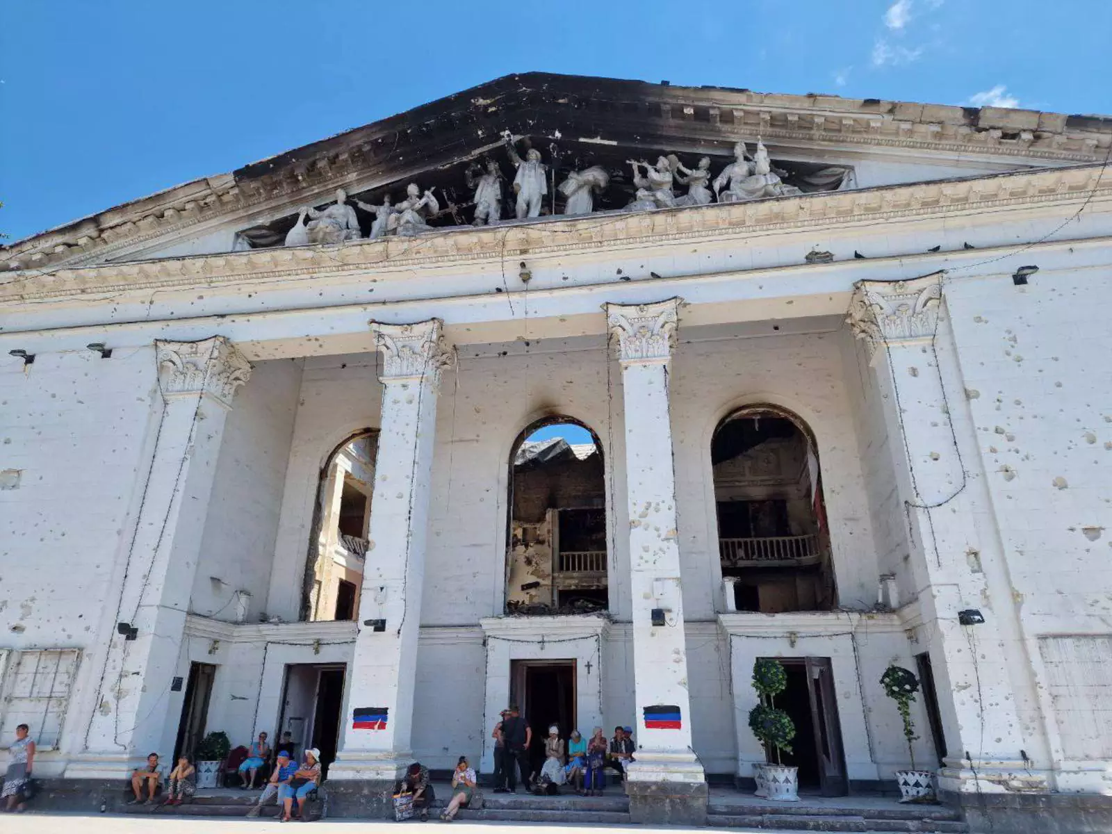 Разрушенный драмтеатр в Мариуполе