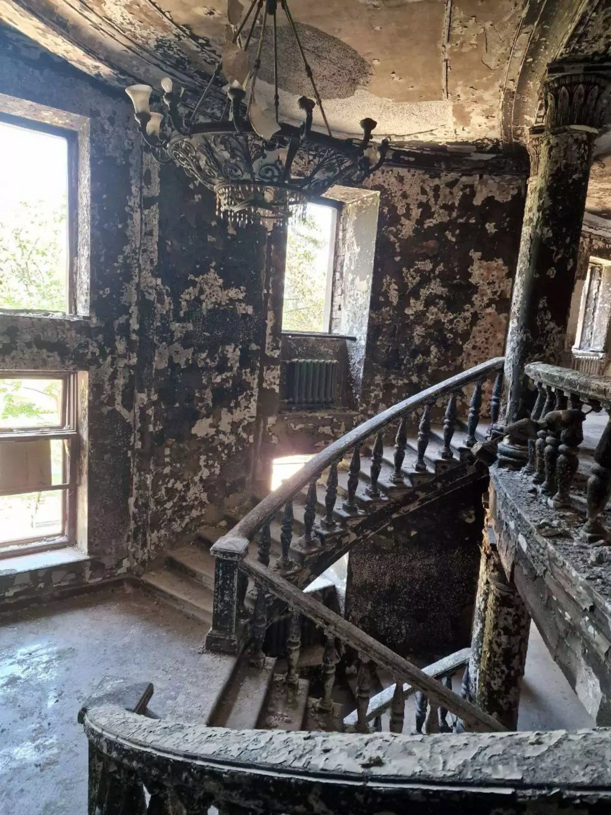 Разрушенный драмтеатр в Мариуполе