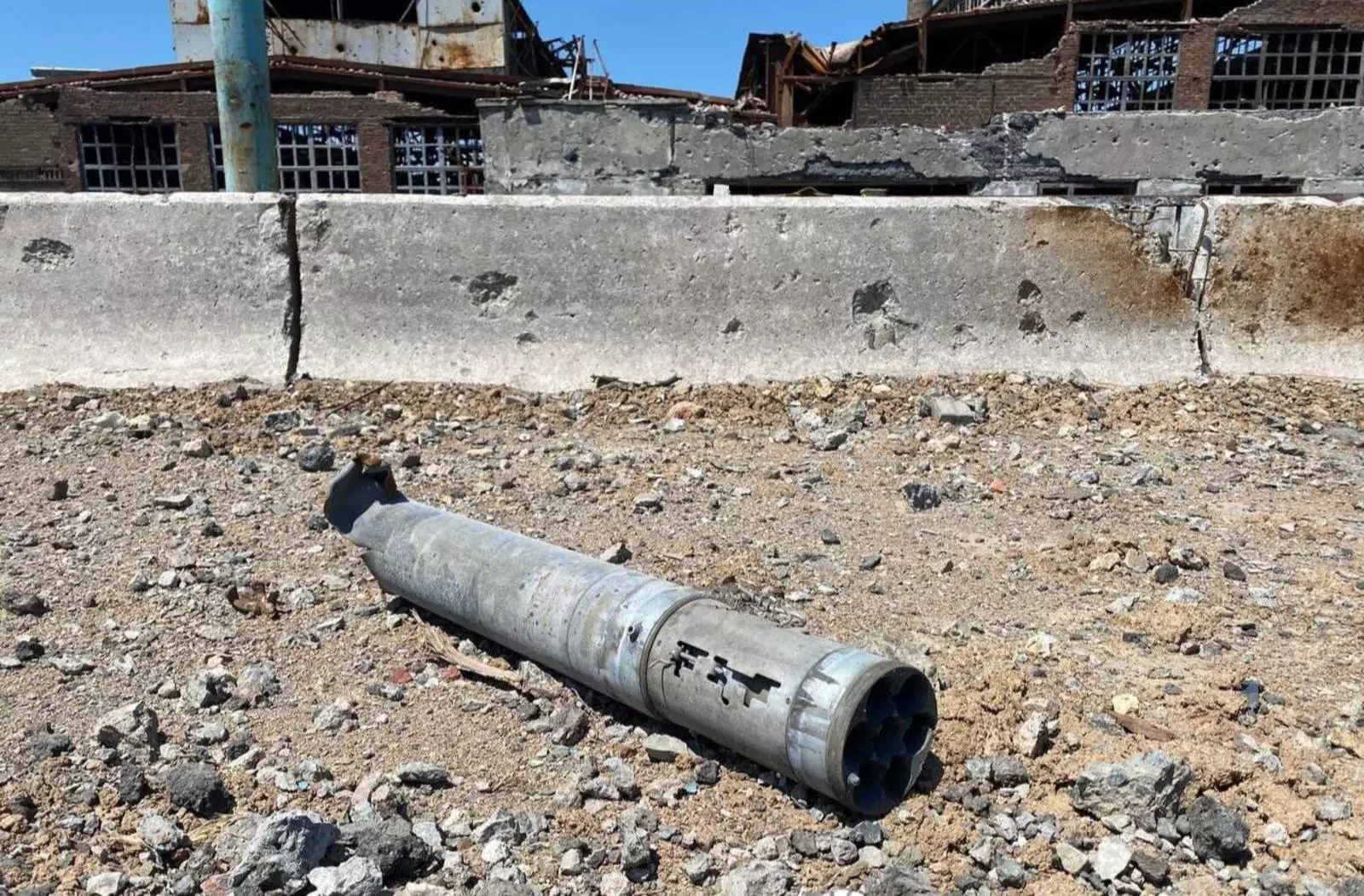 Один из снарядов в Мариуполе Один из снарядов в Мариуполе