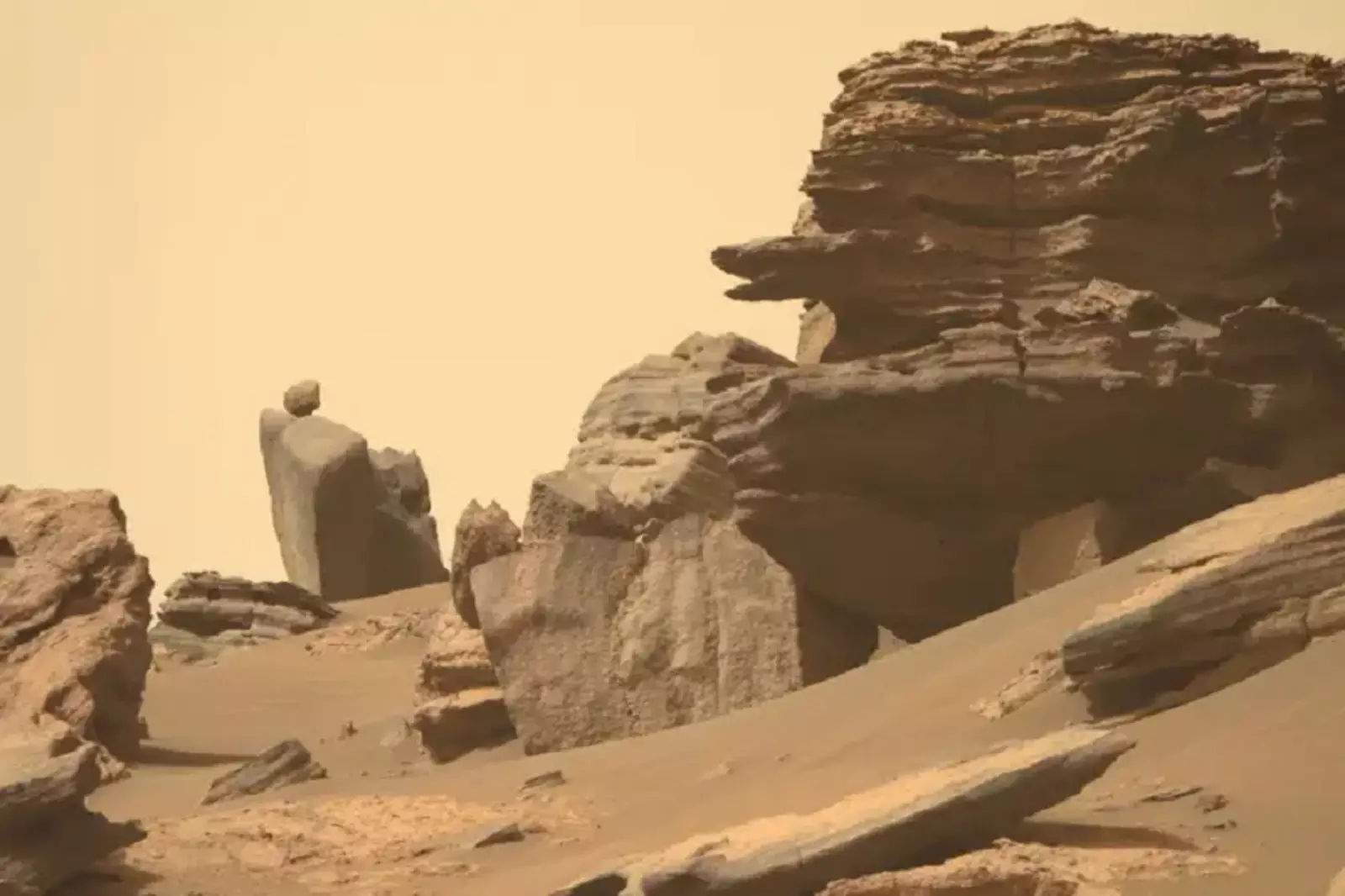 Марсоход НАСА «Настойчивость» получил это изображение с помощью своей бортовой правой навигационной камеры. Марсоход НАСА «Настойчивость» получил это изображение с помощью своей бортовой правой навигационной камеры.