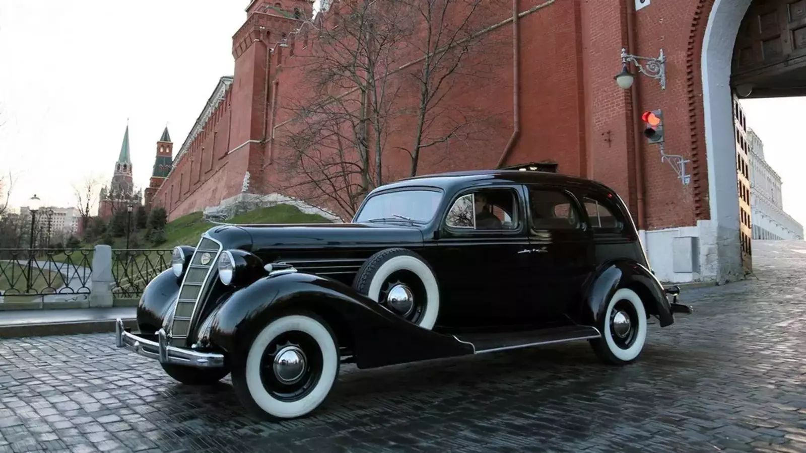 ЗИС-101 — советский семиместный представительский автомобиль с кузовом «лимузин», выпускавшийся на Заводе им. Сталина (Москва) в 1936—1941 годах.