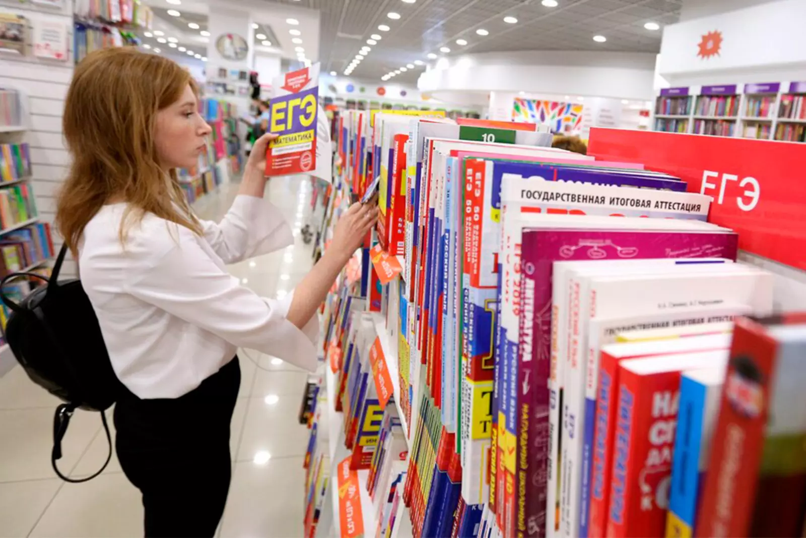 Покупка школьных принадлежностей к началу учебного года в Москве.