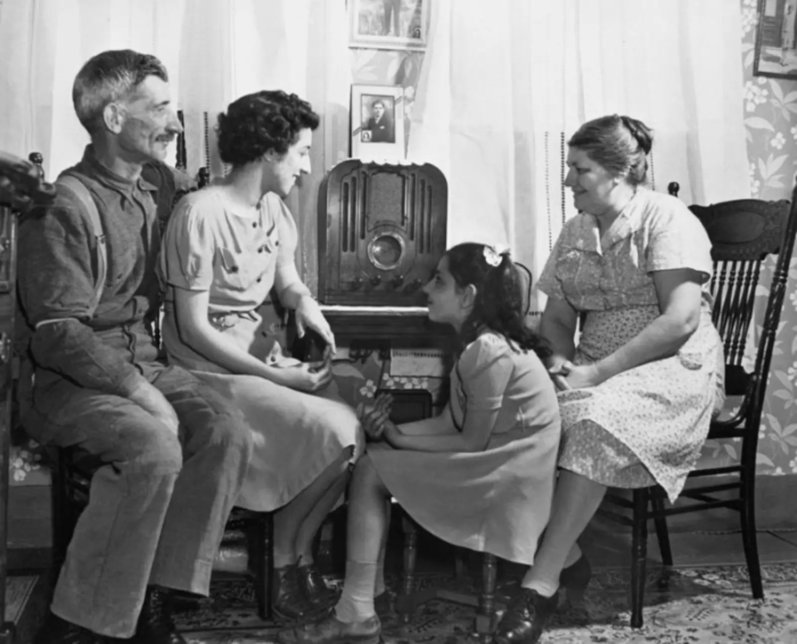 Радио в начале XX века слушали по вечерам всей семьей.