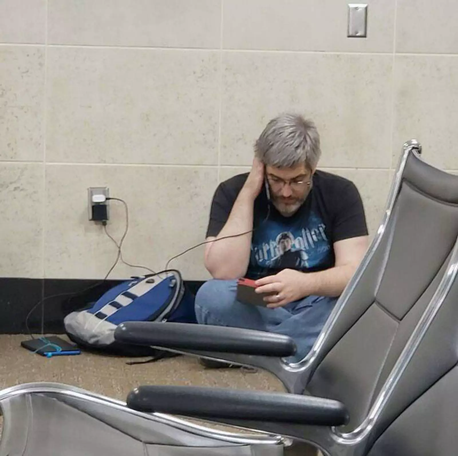 «Сегодня рядом со мной в аэропорту сидел мужчина, который читал своим детям на ночь «Властелин колец»