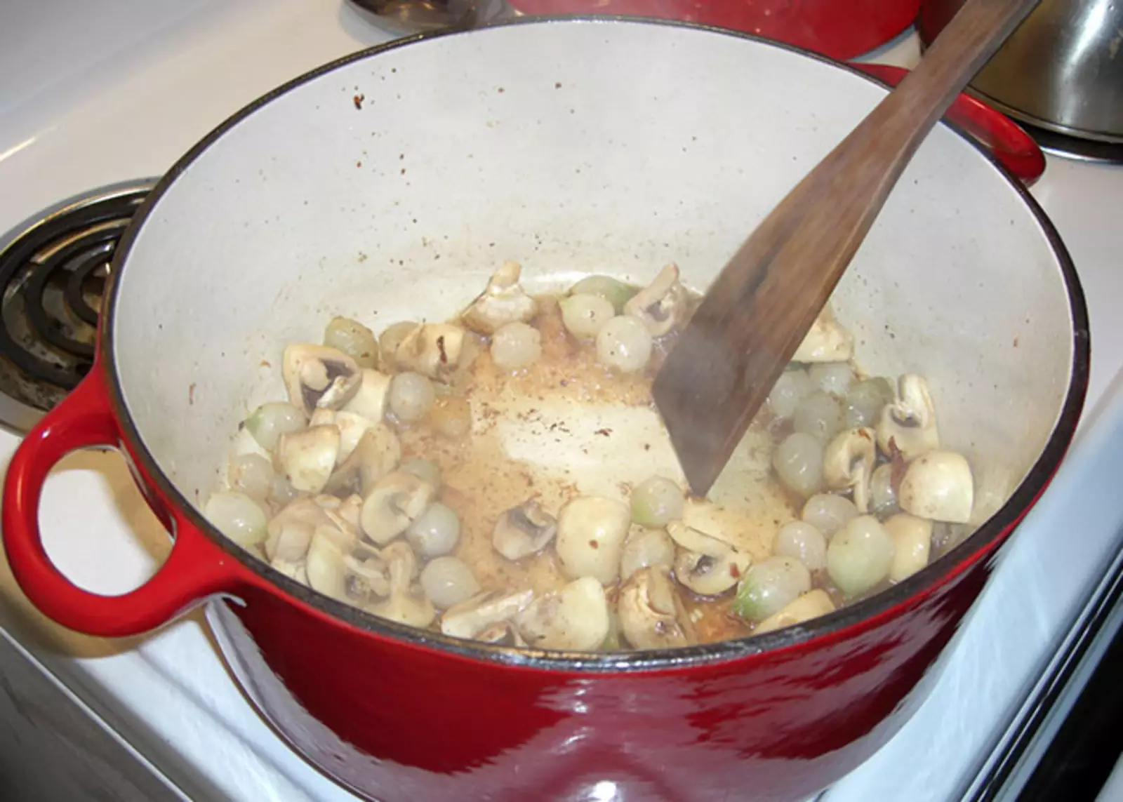 Если на сковороде есть остатки пищи, например, после приготовления мяса, овощей или грибов, залейте их овощным или мясным бульоном, соскоблите с посуды, а затем добавьте полученную жидкость в соус, суп или подливу. Это сделает их вкус более насыщенным.