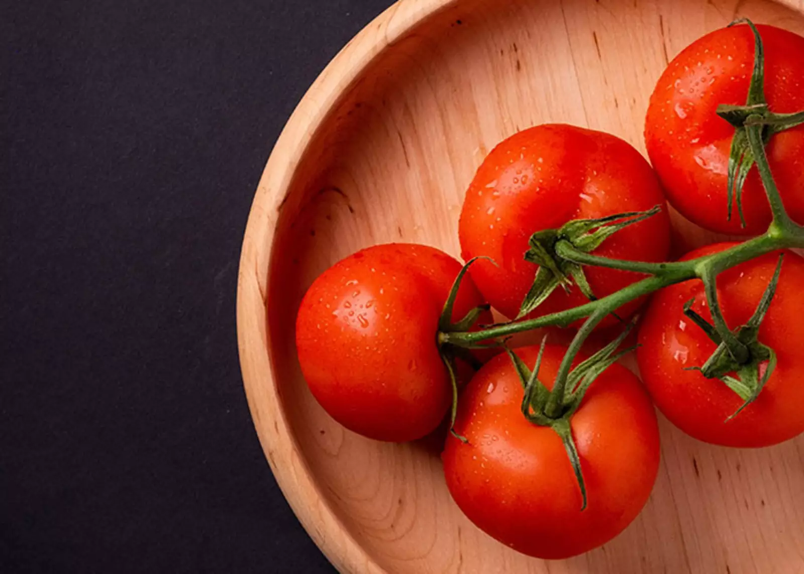 Не оставляйте помидоры в холодильнике. Холод меняет их химический состав и вкусовые качества. Храните томаты при комнатной температуре.