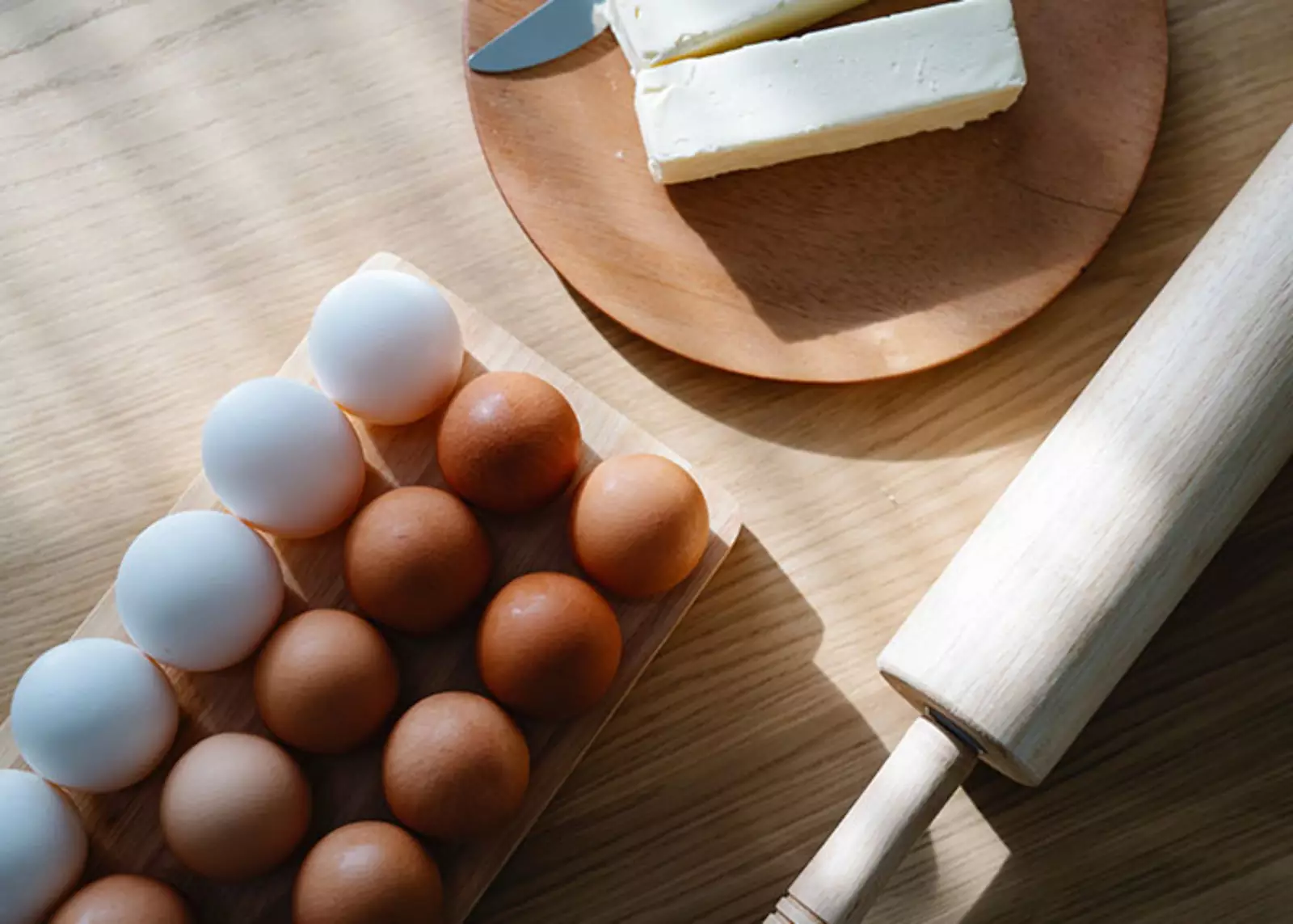 Прежде чем заняться выпечкой, достаньте яйца и сливочное масло из холодильника и дайте им нагреться до комнатной температуры.