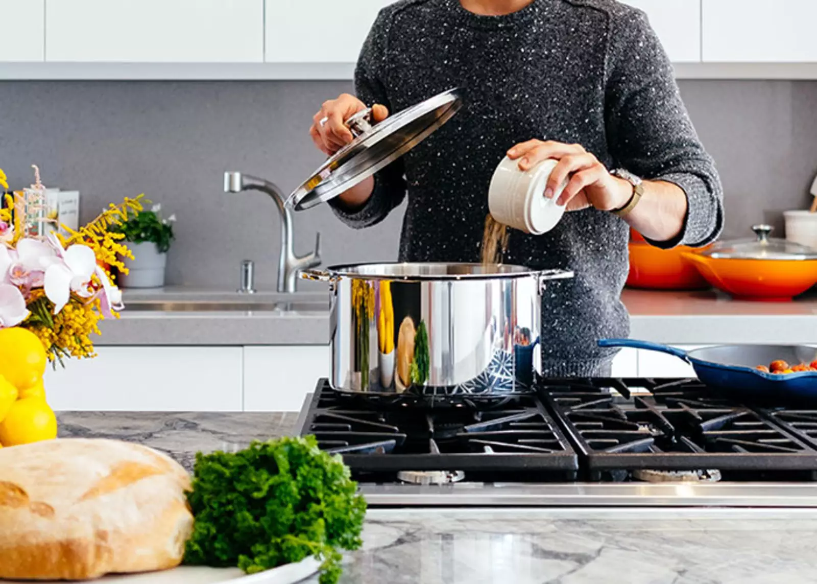 Правильно используйте кухонное оборудование. Нарезайте мясо ножом для мяса, отмеряйте ингредиенты мерным стаканом и мерными ложками, взбивайте яйца и другие продукты вечником, а не вилкой, и так далее.