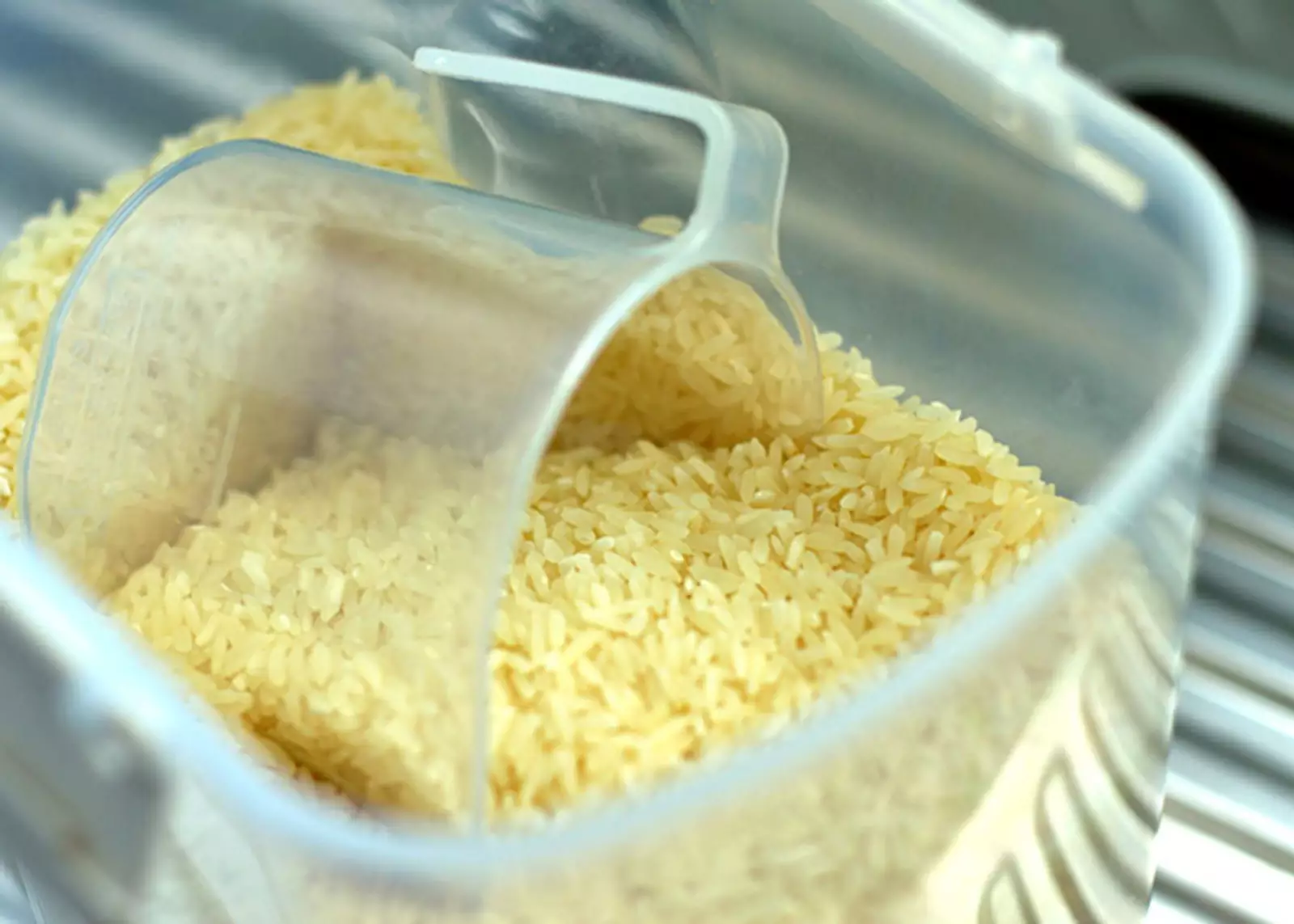 Промывайте рис. Это совсем не сложно и сделает его вкус намного лучше. Но исключением является ризотто: перед его приготовлением рис мыть нельзя.