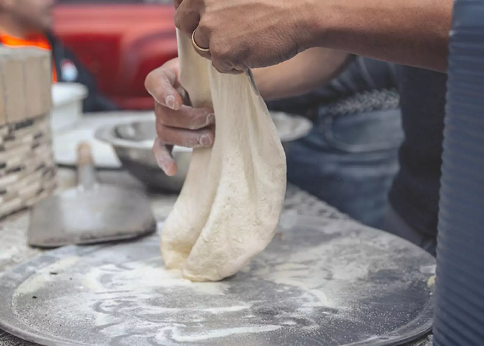 Не раскатывайте тесто для неаполитанской пиццы скалкой, а растягивайте и раскручивайте его руками.