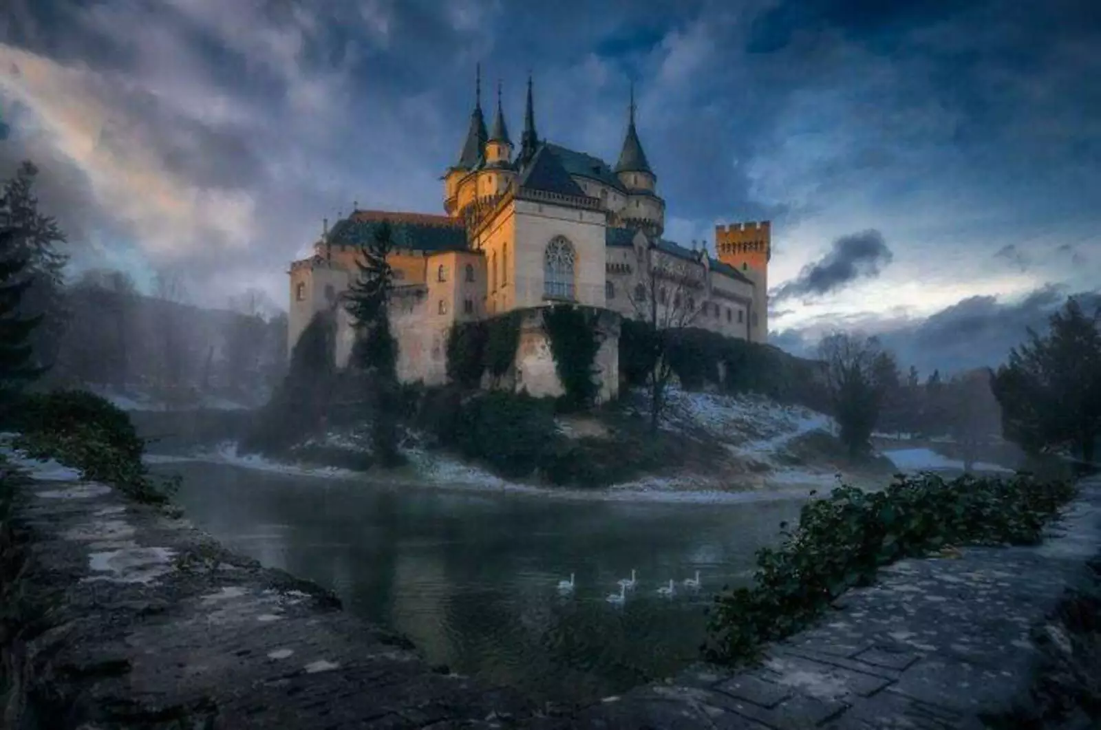 Построенный в XII веке замок, который находится в Словакии.