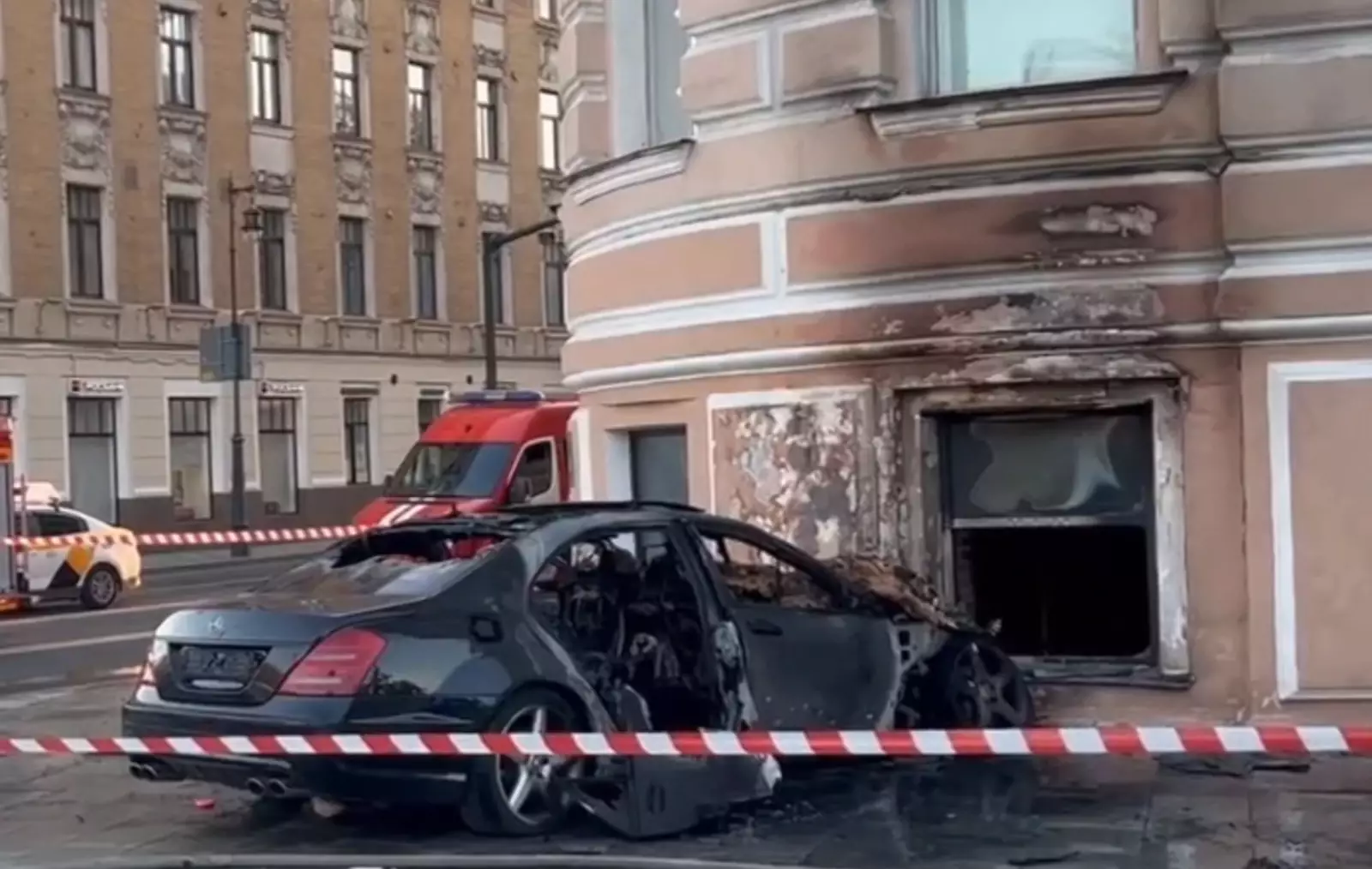 Гиб москва. Авария Мерседес Москва Зубовский бульвар. ДТП на Зубовском бульваре в Москве. ДТП на Зубовском бульваре 24 июня 2022. Авария на Зубовском бульваре 24 июня.