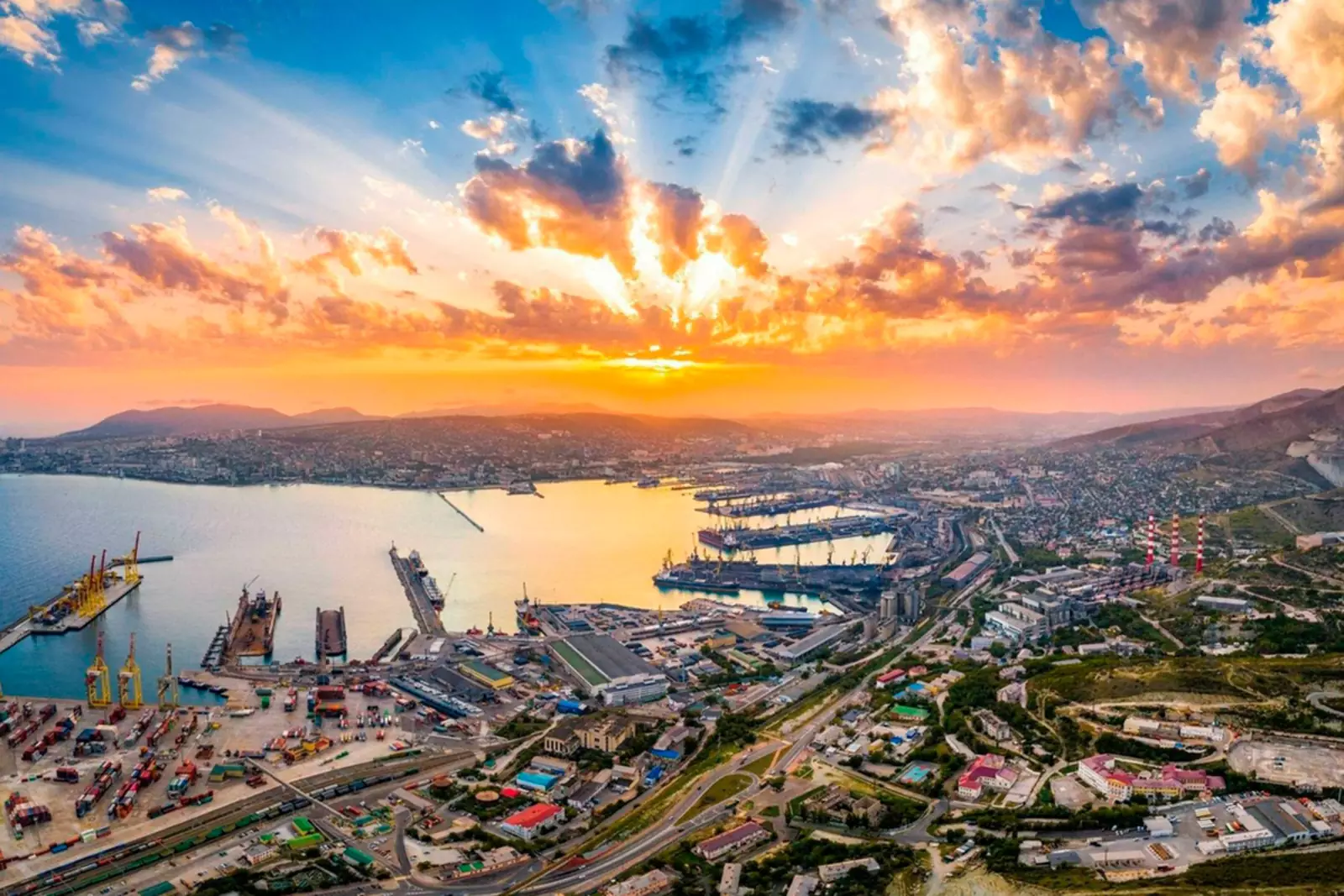 Переезжать ли в новороссийск. Новороссийск / Novorossiysk вид сверху. Современный Новороссийск. Климат город Новороссийск. Новороссийск портовый город.