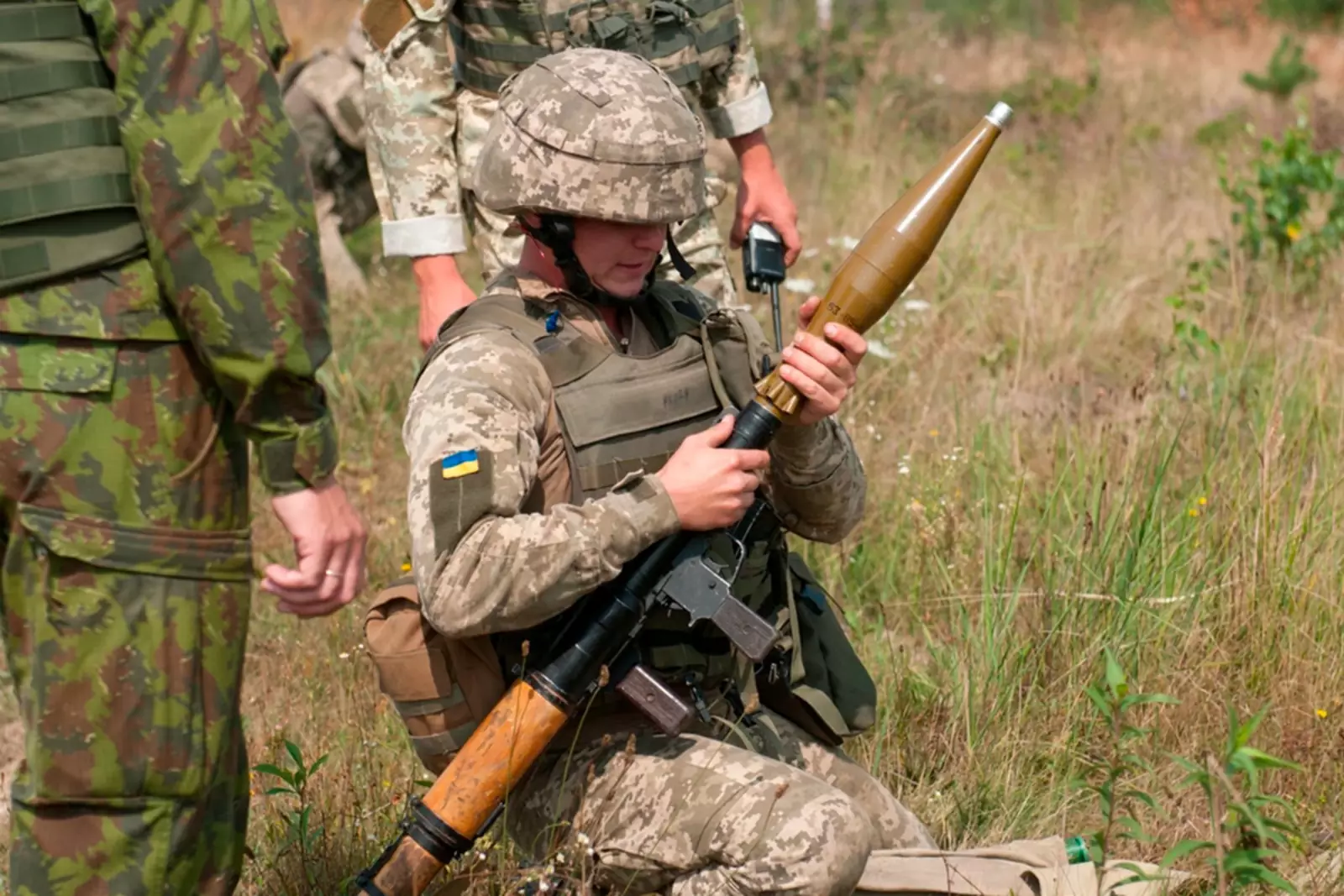 Солдат ВСУ на совместных учениях с американскими солдатами