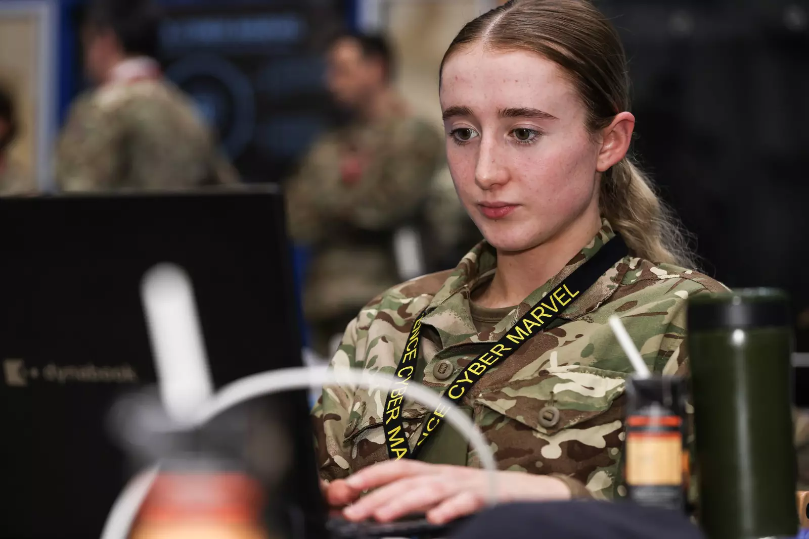 Военнослужащая ВС Великобритании из 30 Signal Regiment участвует в международном конкурсе Defense Cyber Marvel.