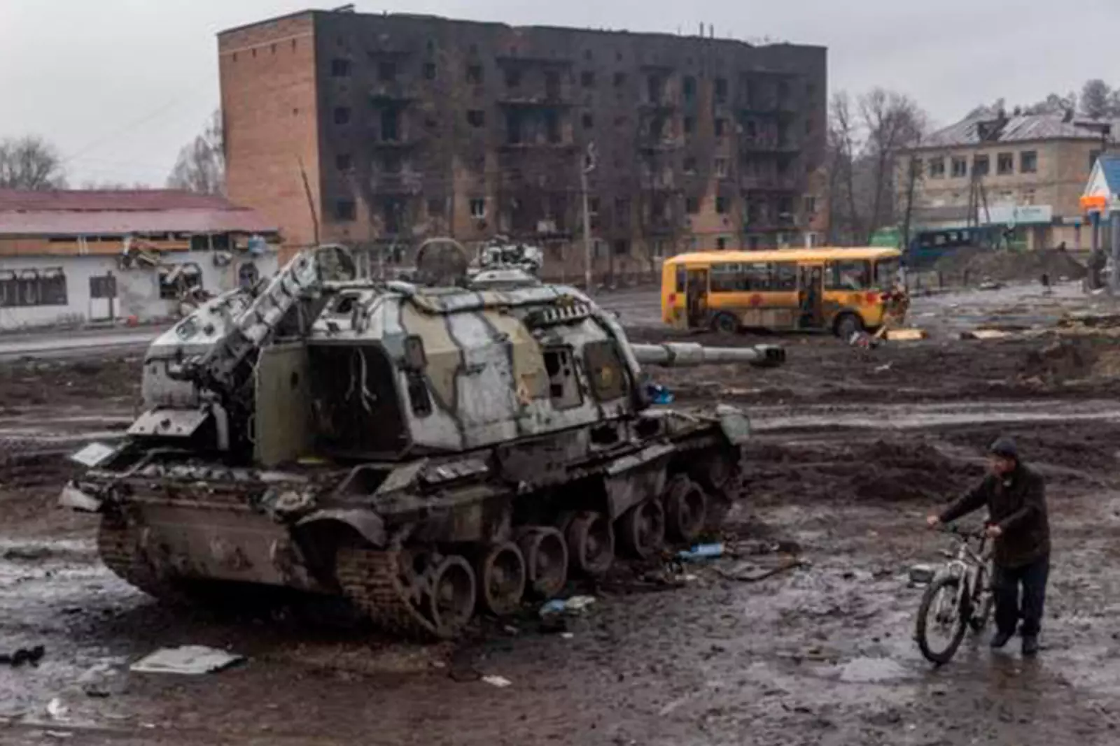 Сгоревшая военная техника в Мариуполе Сгоревшая военная техника в Мариуполе