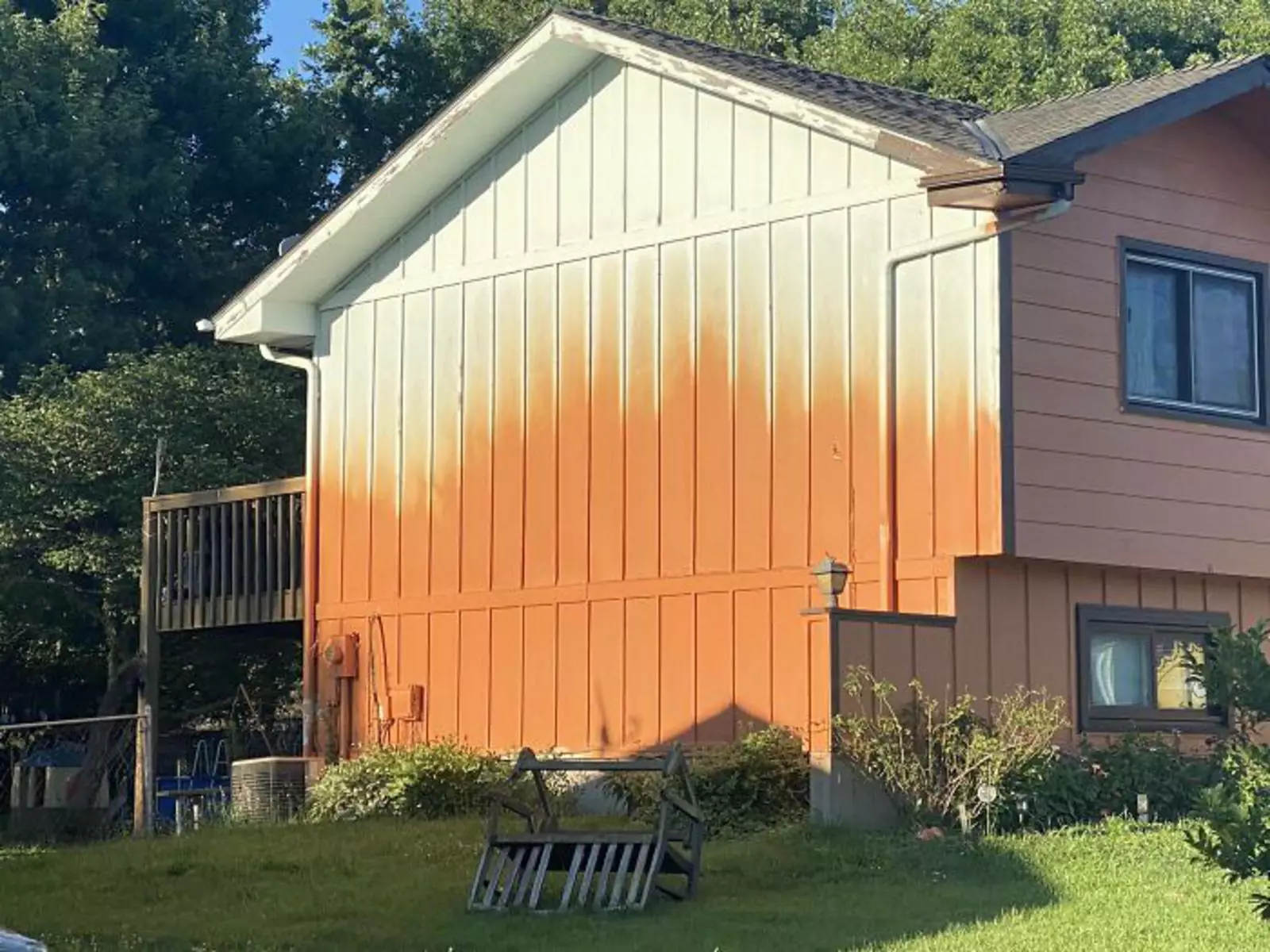 «Пару лет назад мой сосед решил покрасить свой дом в ярко-оранжевый цвет, но сдался на полпути».