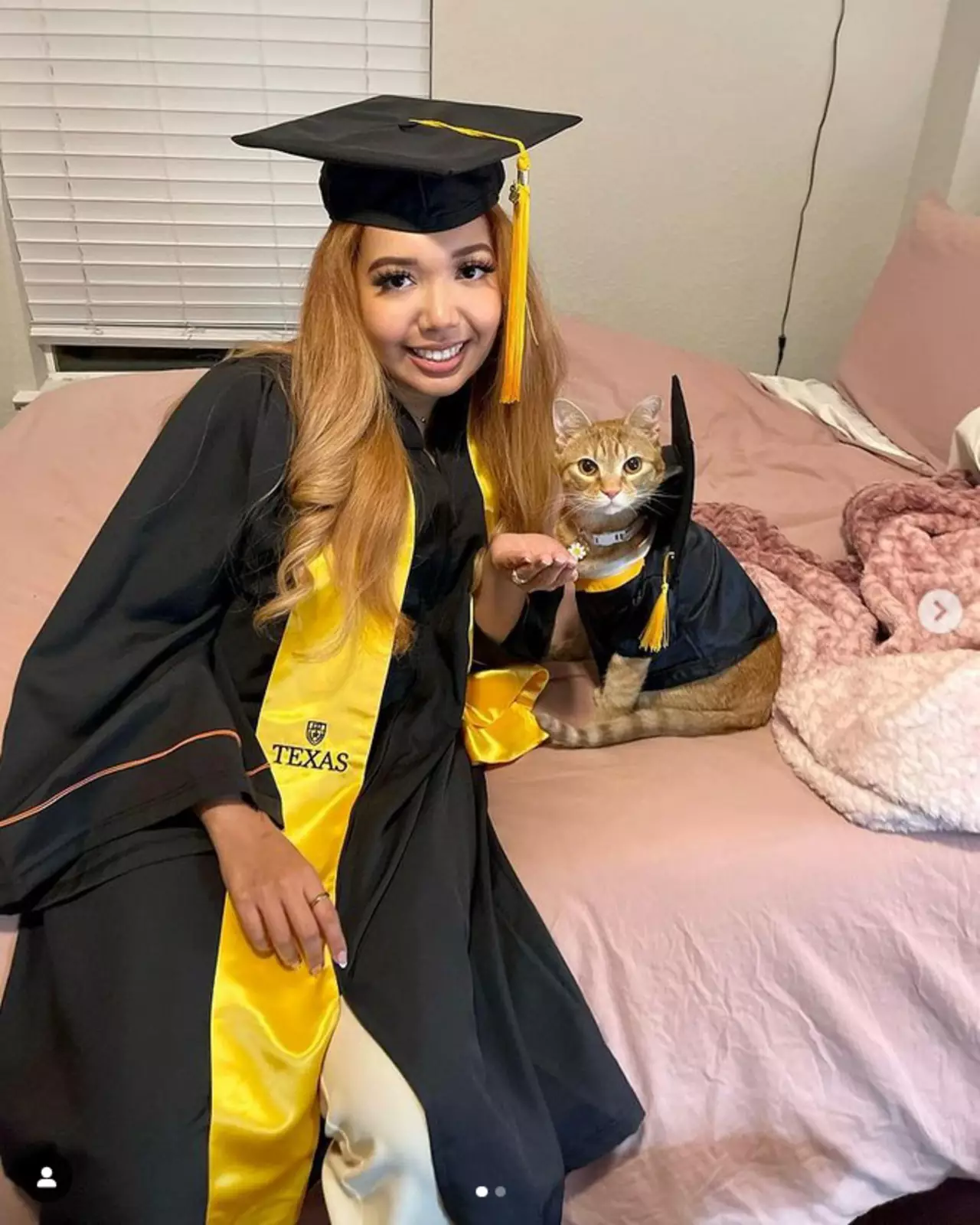 Чтобы поблагодарить котейку за компанию, Франческа решила устроить ей собственный мини-выпускной. Чтобы поблагодарить котейку за компанию, Франческа решила устроить ей собственный мини-выпускной.