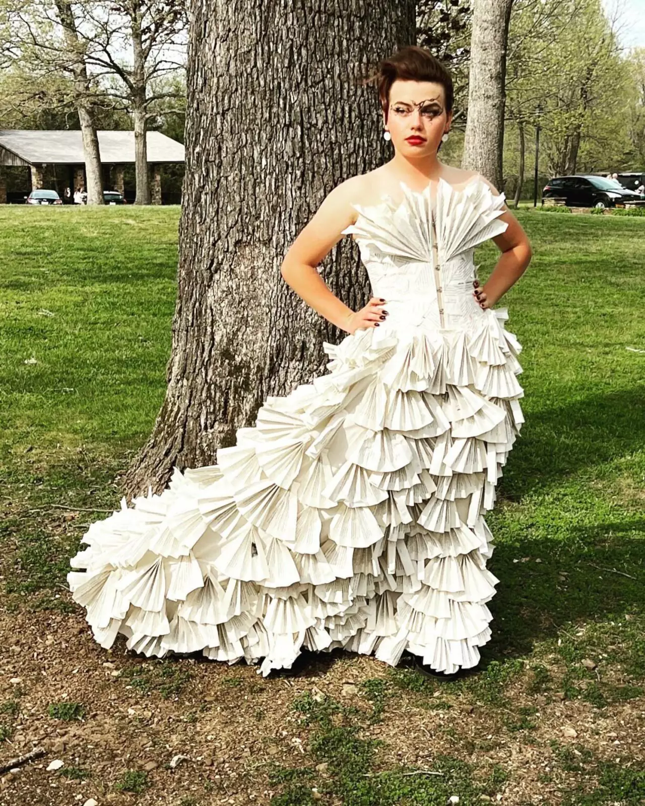 Хейли Скоч в платье из книжных страниц.