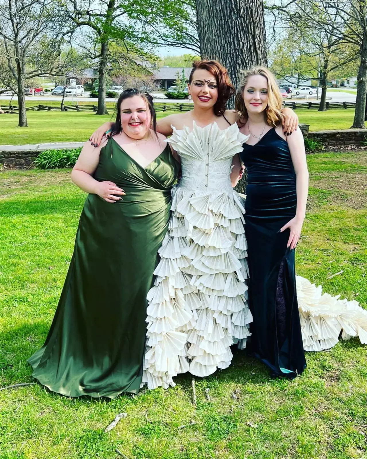 Когда Хейли пришла на выпускной в своем необычном платье, она произвела настоящий фурор среди одноклассников.