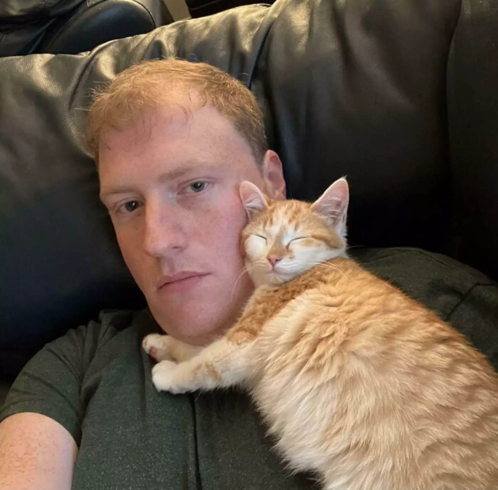 «Я забрал этого маленького парня домой на выходных, и он такой милый и ласковый». «Я забрал этого маленького парня домой на выходных, и он такой милый и ласковый».