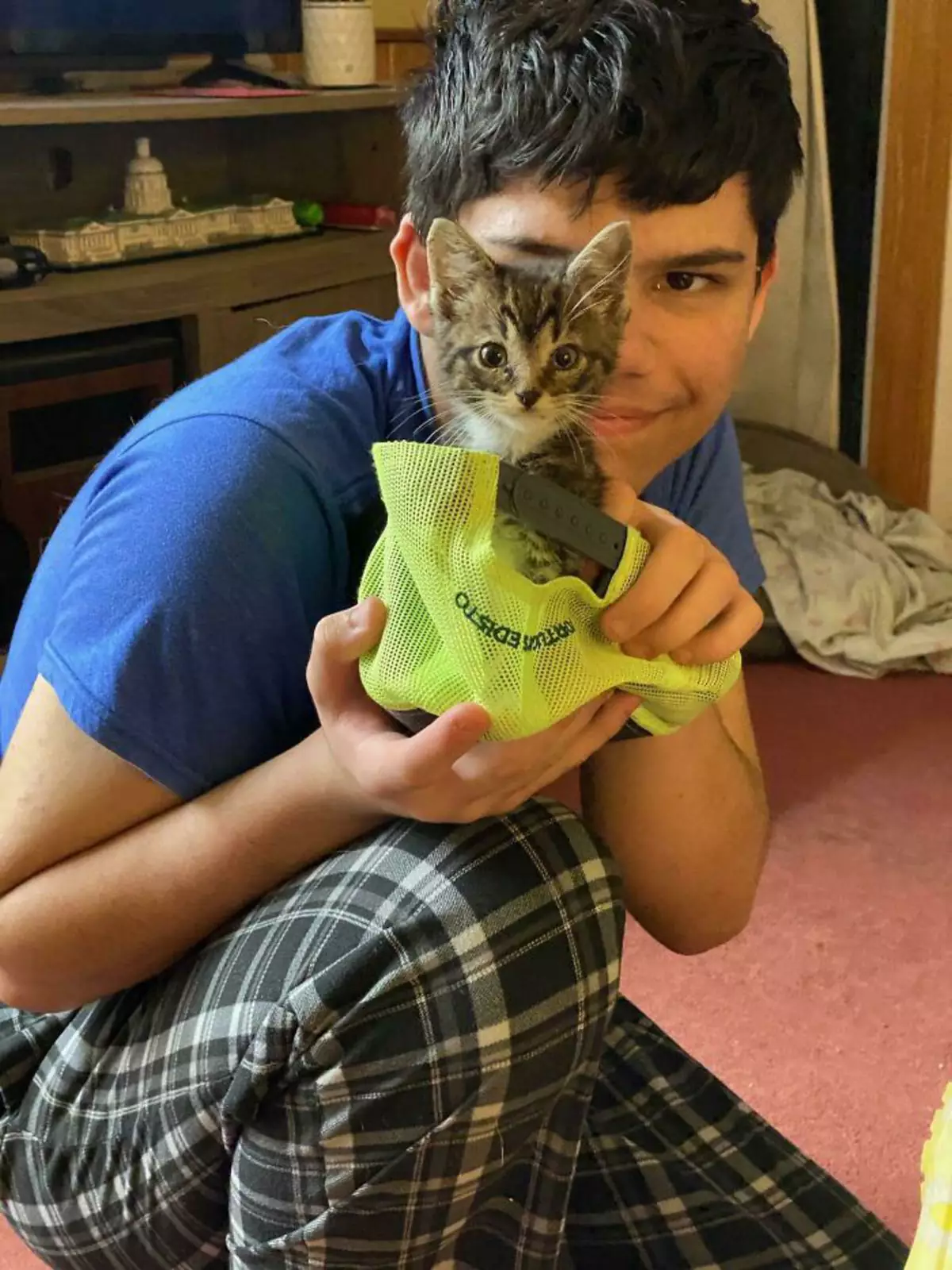 «Его зовут Джордж, и мы нашли его в кустах у банка». «Его зовут Джордж, и мы нашли его в кустах у банка».