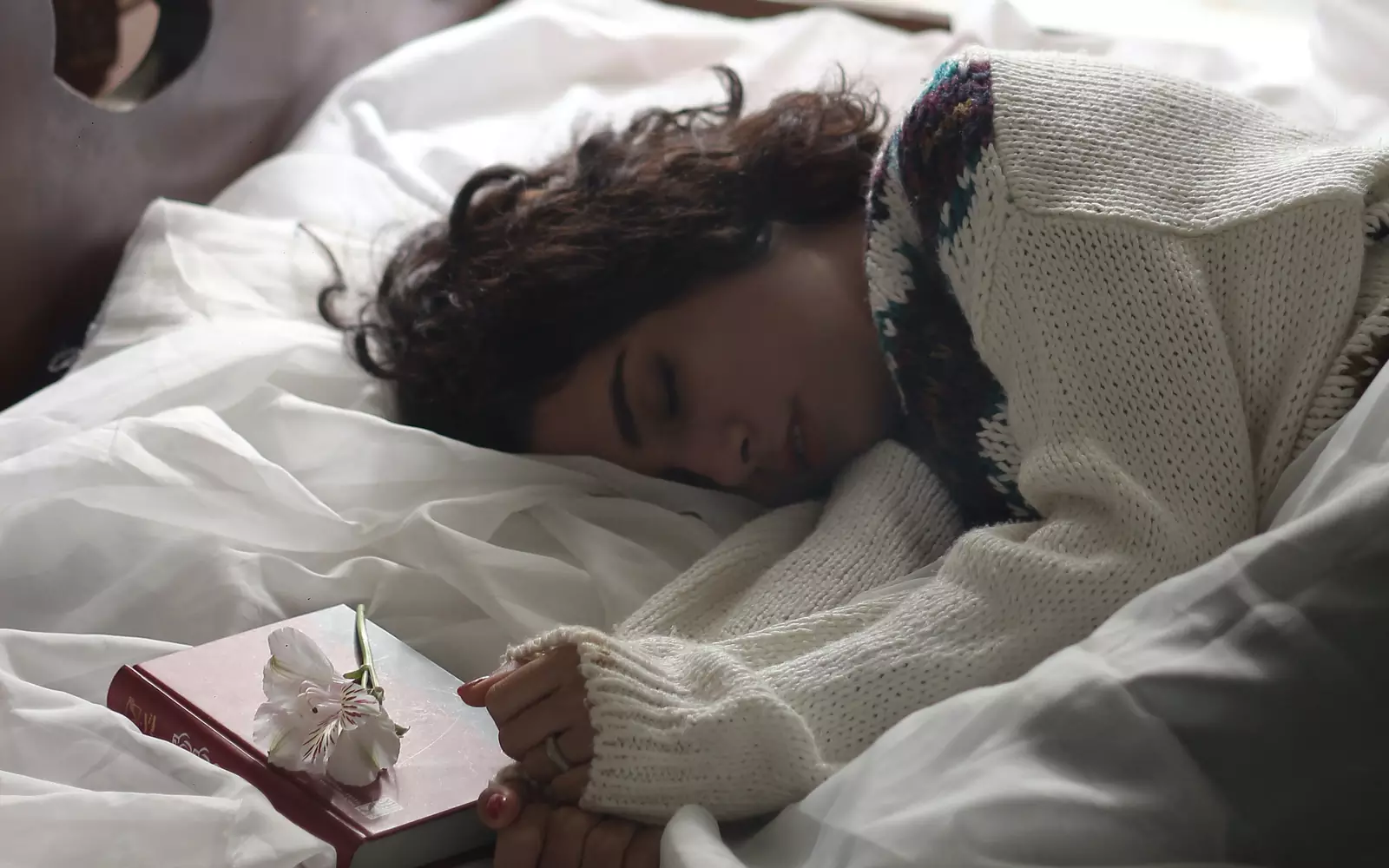 Девушка спит. Девушка спит.