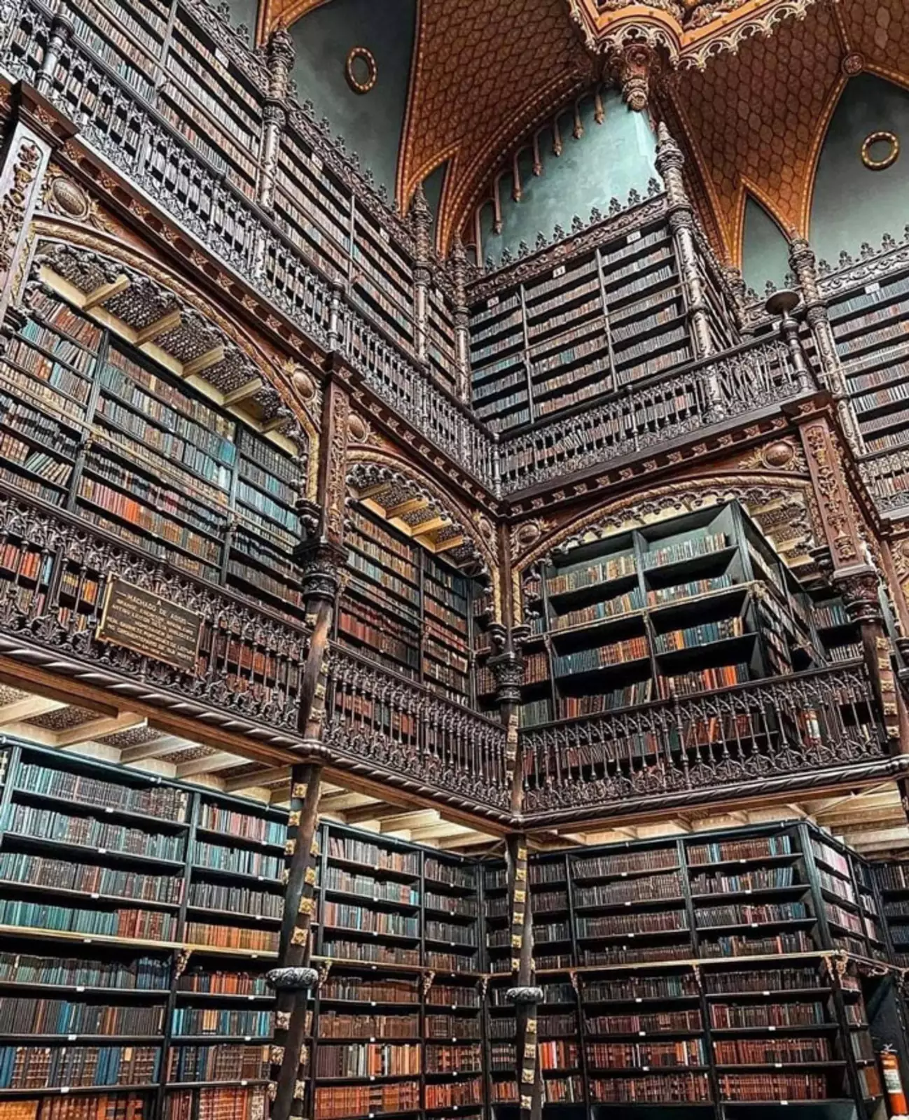 Португальская королевская библиотека, расположенная в Рио-де-Жанейро. Португальская королевская библиотека, расположенная в Рио-де-Жанейро.