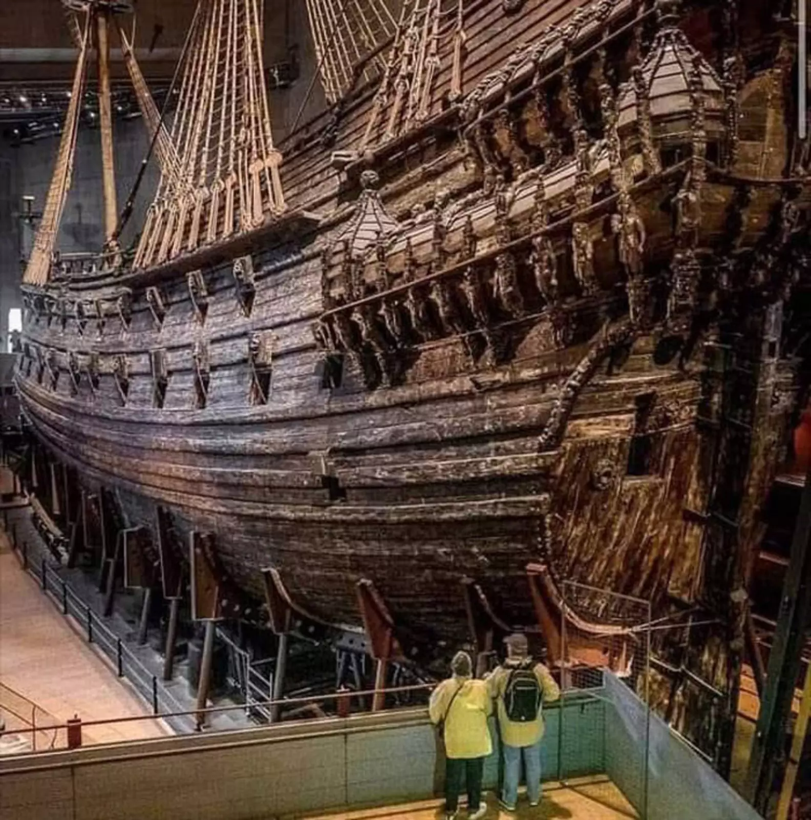 Боевой корабль Vasa, который затонул во время его первого путешествия в Стокгольм в 1628 году. Боевой корабль Vasa, который затонул во время его первого путешествия в Стокгольм в 1628 году.