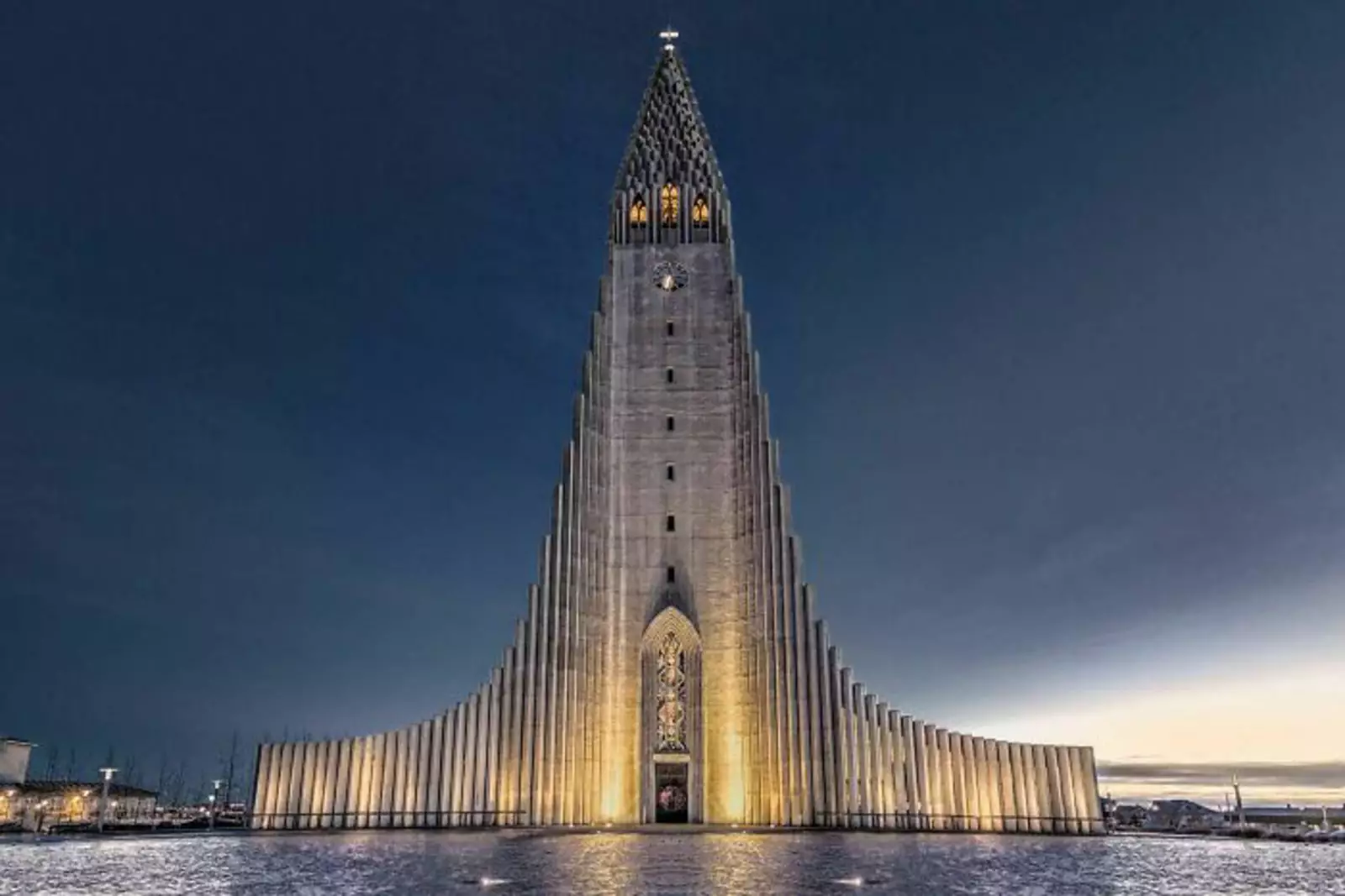 Лютеранская церковь Hallgrímskirkja в Рейкьявике, Исландия.