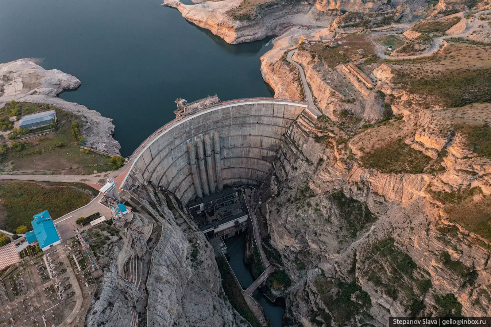 В каком районе самая крупная гэс. Чиркейская ГЭС И водохранилище. Чиркейская ГЭС В Дагестане. Чиркейская ГЭС , плотина , дамба. Чиркейская ГЭС В Дагестане экскурсия.