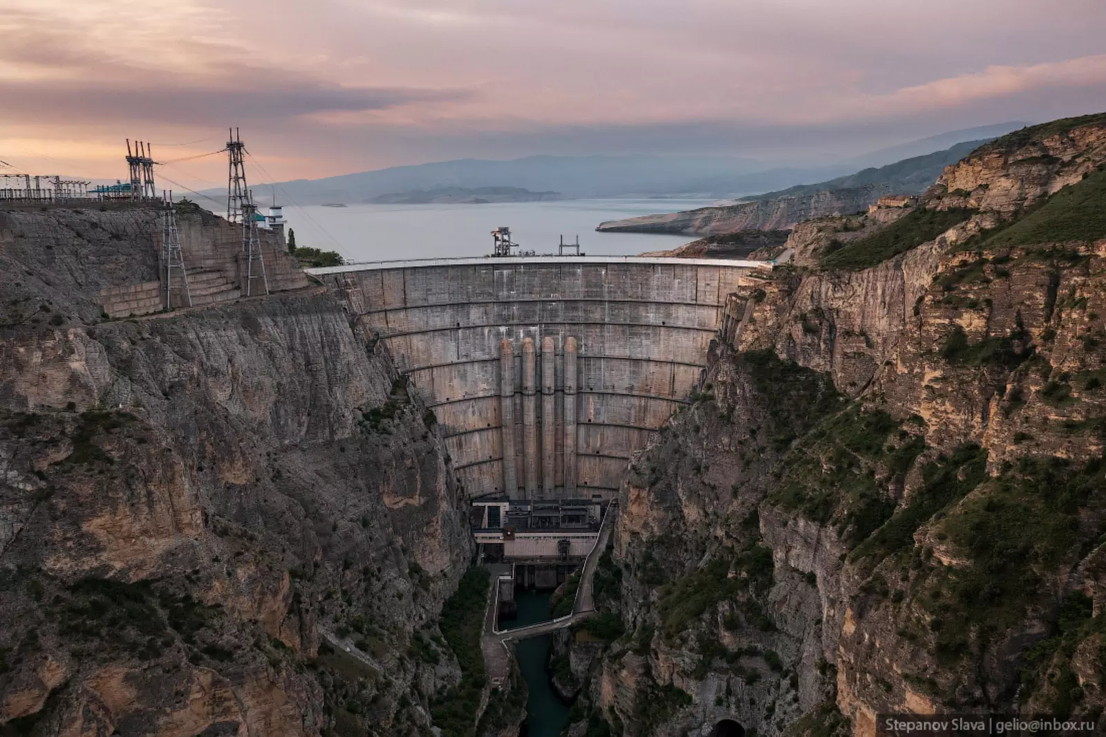 В каком районе находится крупная гэс. Чиркейская ГЭС И водохранилище. Чиркейская ГЭС -плотина в Дагестане. Чиркейское водохранилище дамба. Чиркейская ГЭС Сулакский каньон.