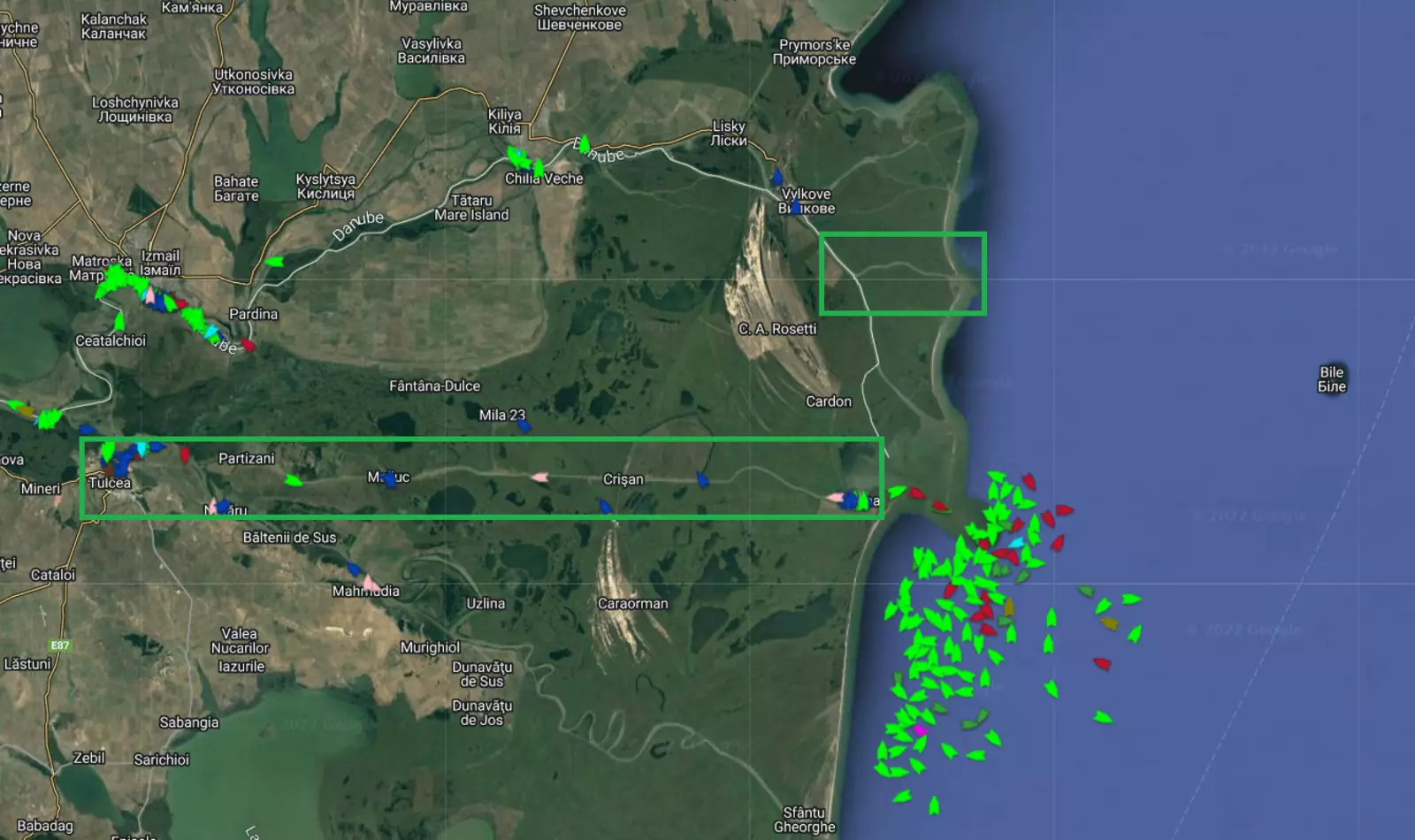 Десятки прибрежных грузовых судов ждут у входа в канал Сулина, выделенный в центре слева. Вход в канал Быстрый находится на севере недалеко от Вылково, в центре вверху. Змеиный остров находится недалеко от побережья, в центре справа.