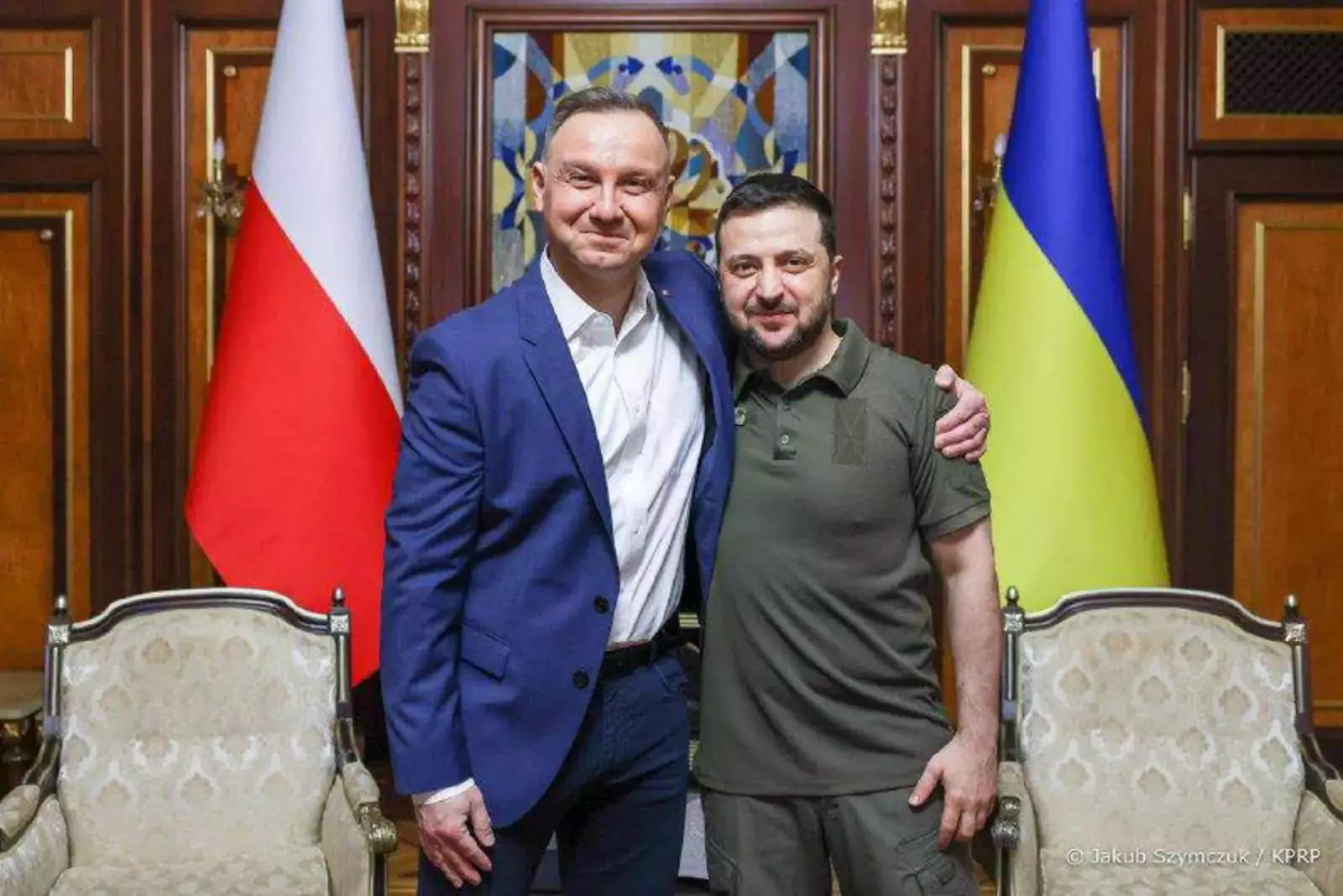 Президент Польши Анджей Дуда нежно обнимает своего украинского коллегу Владимира Зеленского.