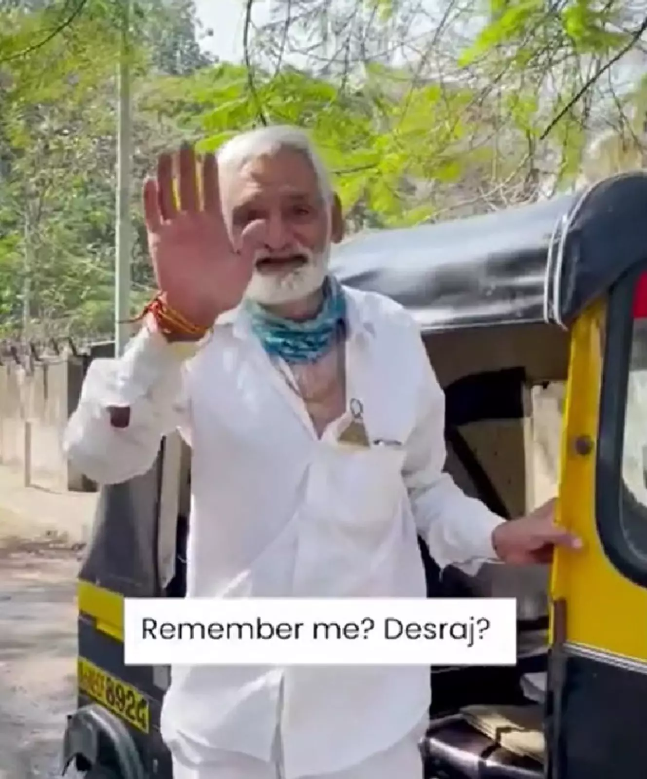 Десрадж Джи работает водителем рикши.